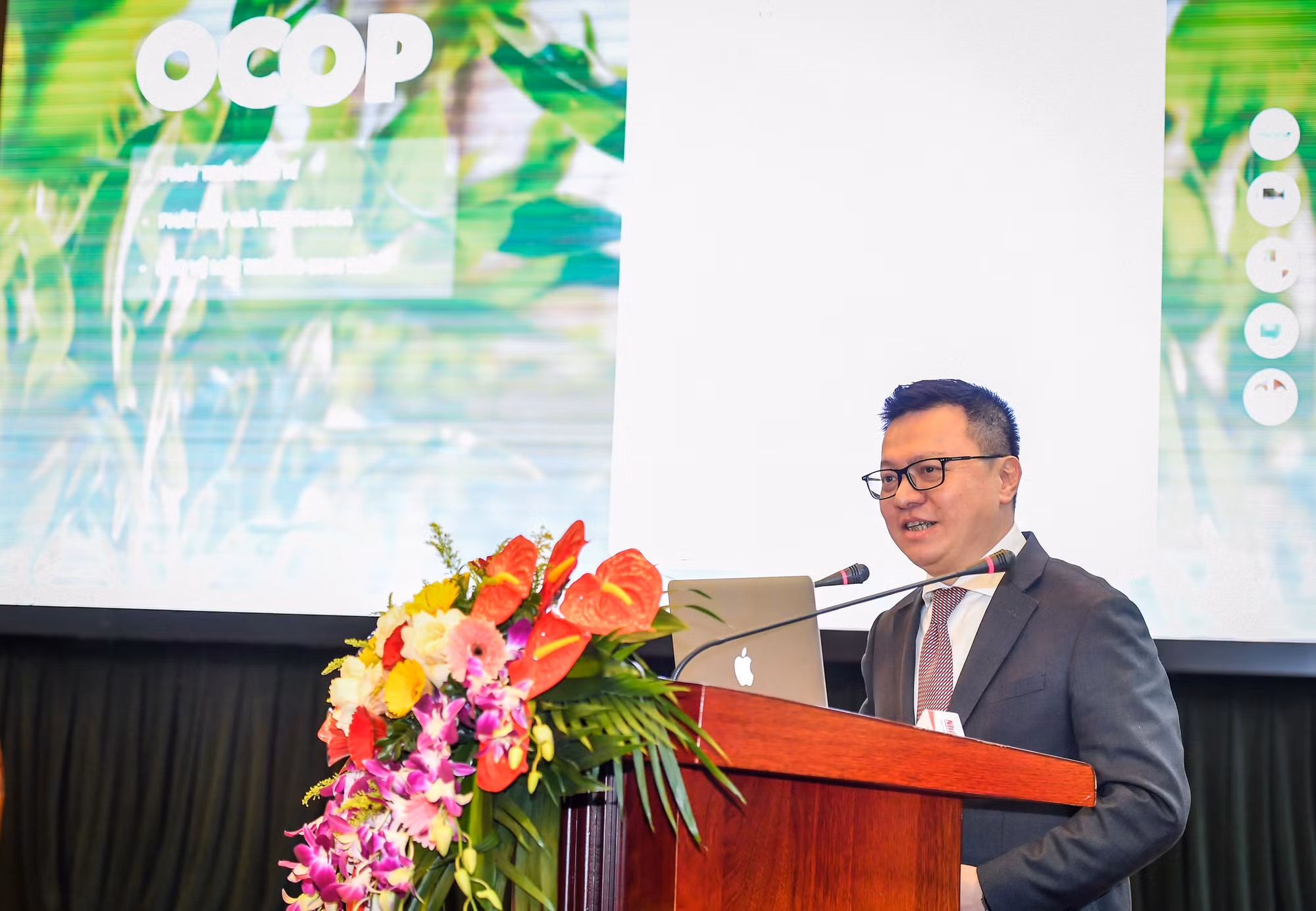 Đồng chí Lê Quốc Minh giới thiệu về những điểm nổi bật của Chuyên trang OCOP trên Báo Nhân Dân.