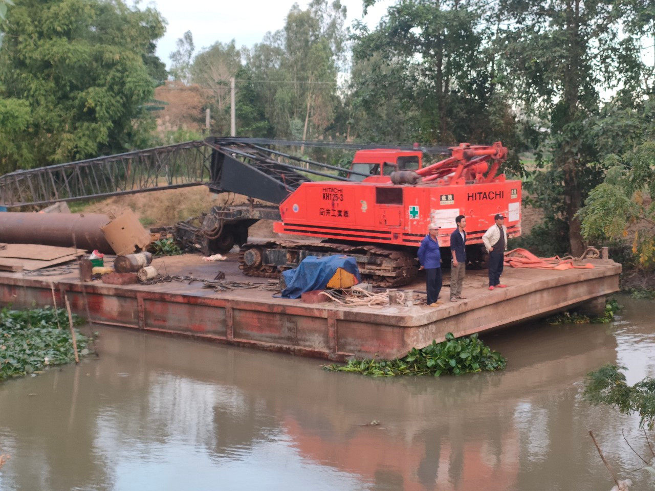 Cũng trong chiều cùng ngày, cơ quan chức năng đã điều thêm phương tiện cứu hộ cháu bé bằng đường thủy.