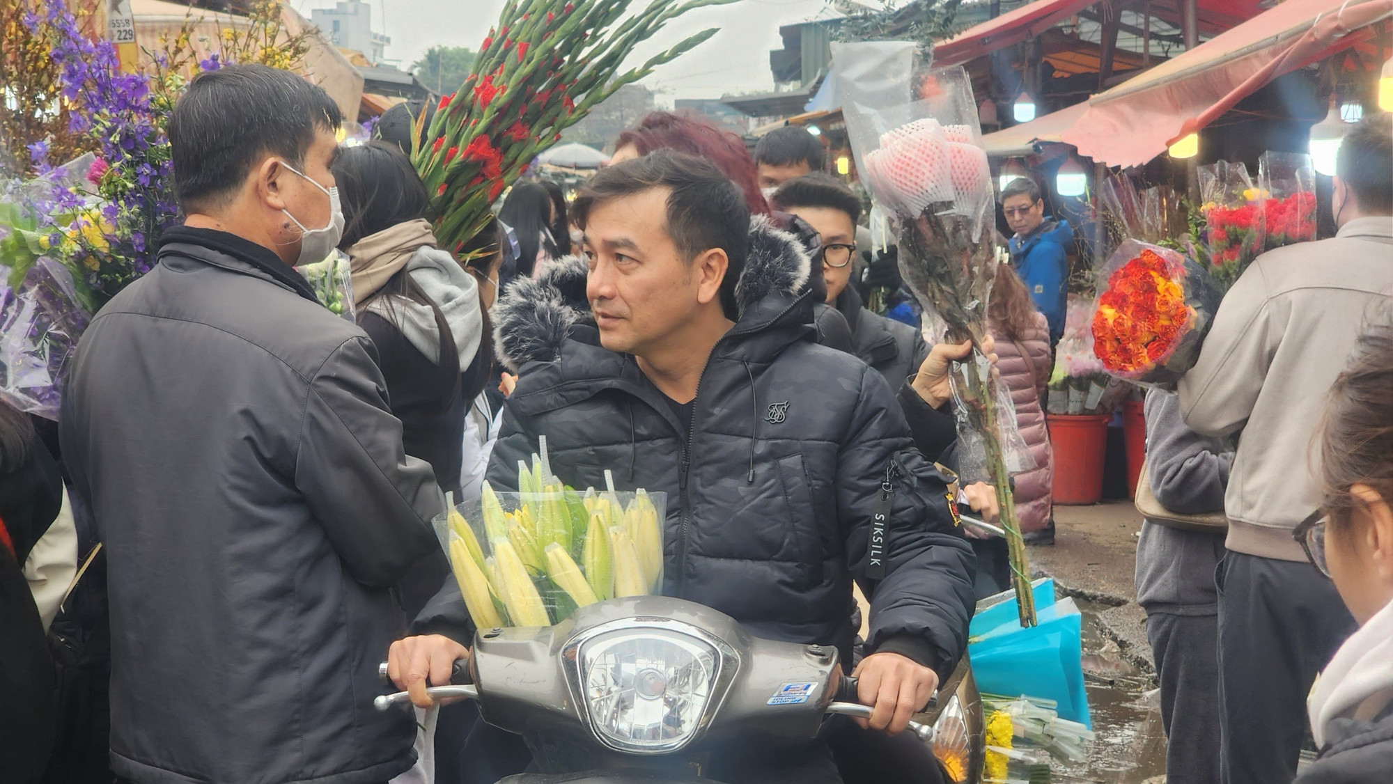 Len giữa dòng người để mua hoa ly về chơi Tết.