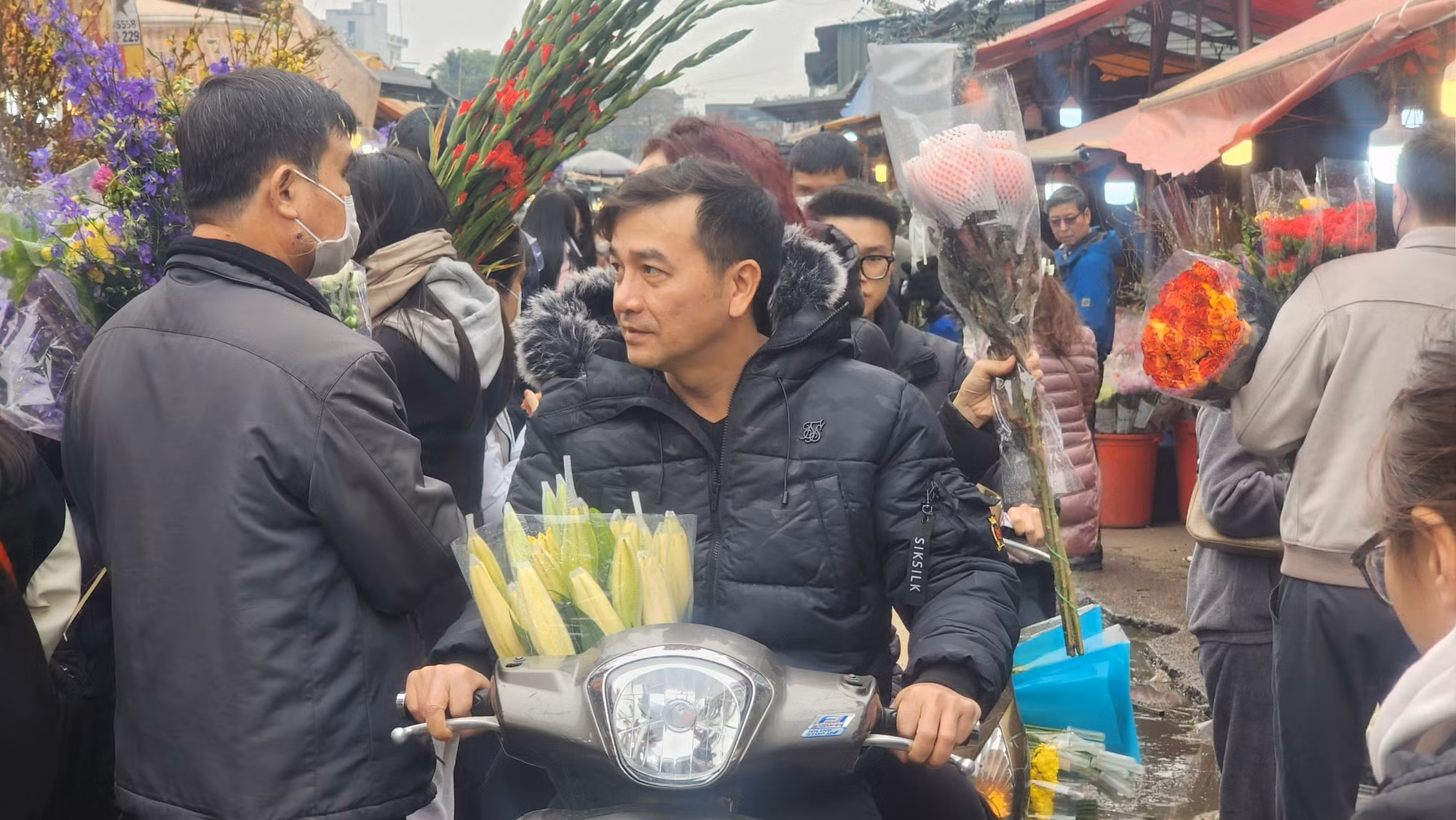 Len giữa dòng người để mua hoa ly về chơi Tết.