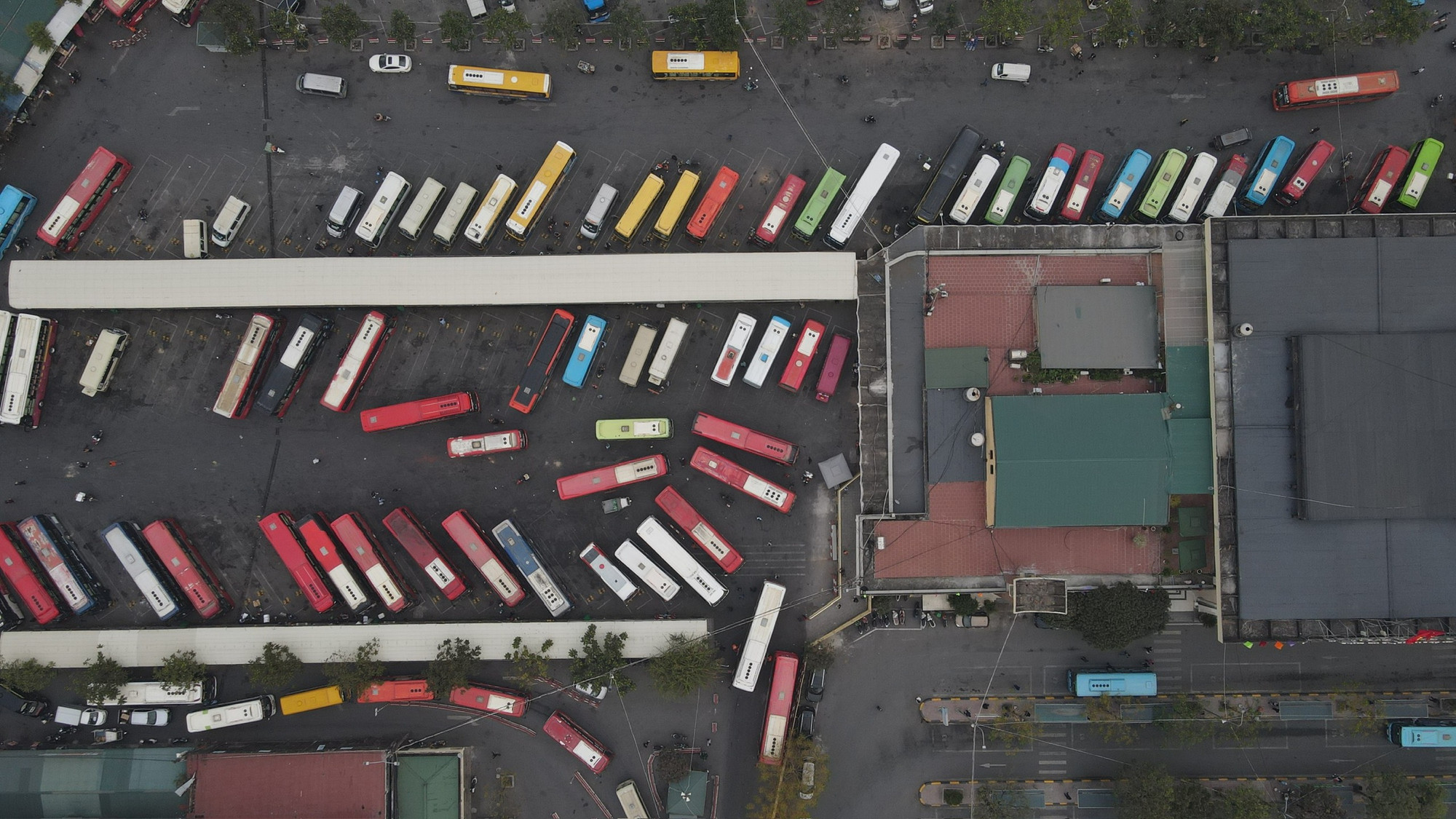 Dòng xe chờ xuất bến. Dự kiến lượng xe dự phòng tăng cường cho cả đợt phục vụ lễ, Tết Dương lịch và Tết nguyên đán tại các bến xe Hà Nội sẽ có tổng số 2.500 xe.