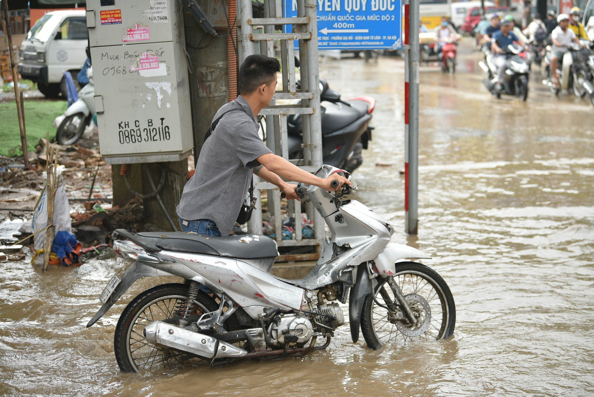 Một chiếc xe chết máy khi đi qua đoạn đường úng ngập tại Ngọc Trục. Một chiếc xe chết máy khi đi qua đoạn đường úng ngập tại Ngọc Trục.