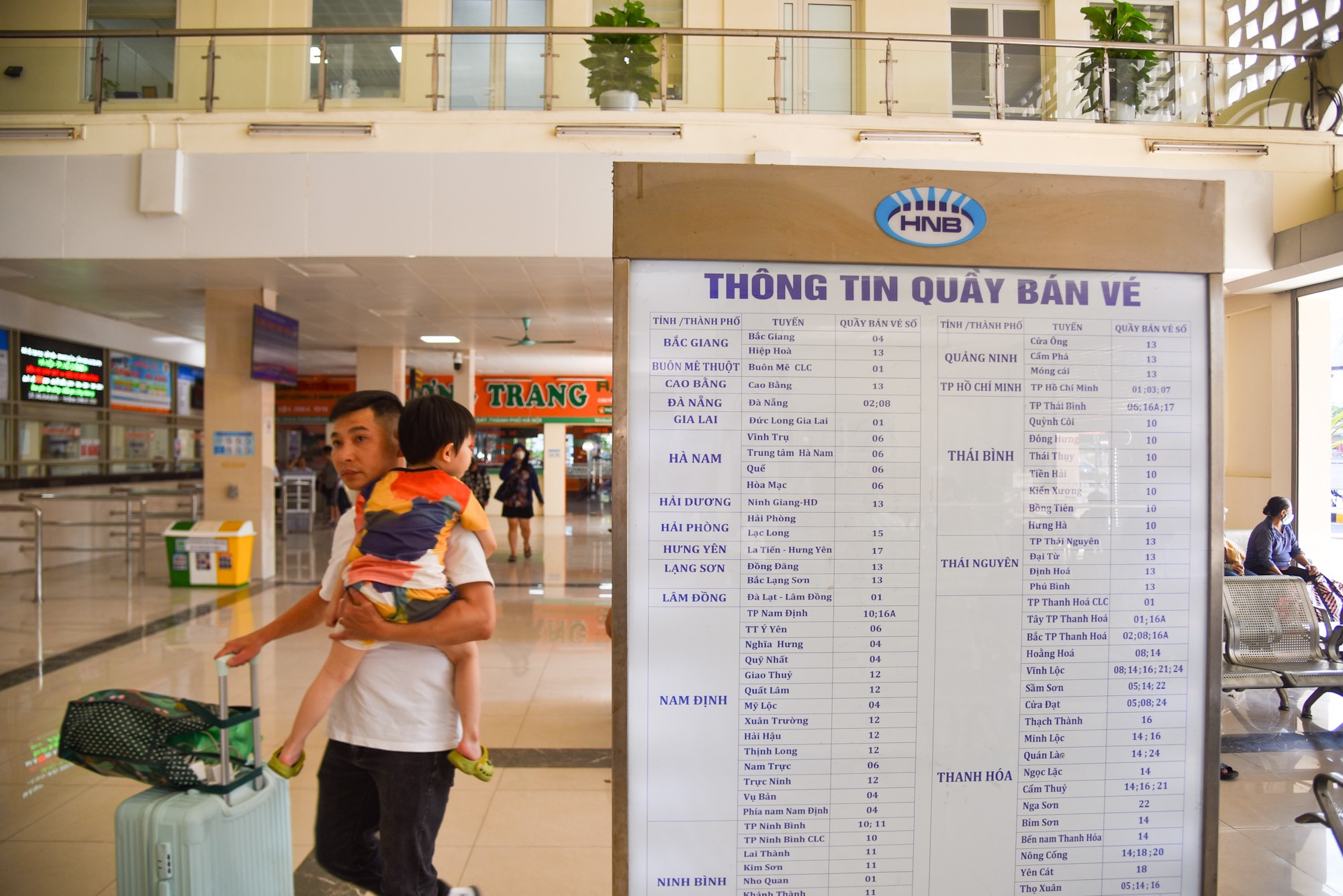 Theo dự kiến, lượng khách cao nhất trong các ngày cao điểm tại bến xe này có thể lên tới khoảng 12.000 lượt hành khách/ngày, tăng 200% so với ngày thường, tập trung chủ yếu ở các tuyến đi tỉnh Nam Định, Thái Bình, Ninh Bình, Thanh Hóa… với khoảng 900 lượt xe/ngày. (Ảnh: Nhật Quang)