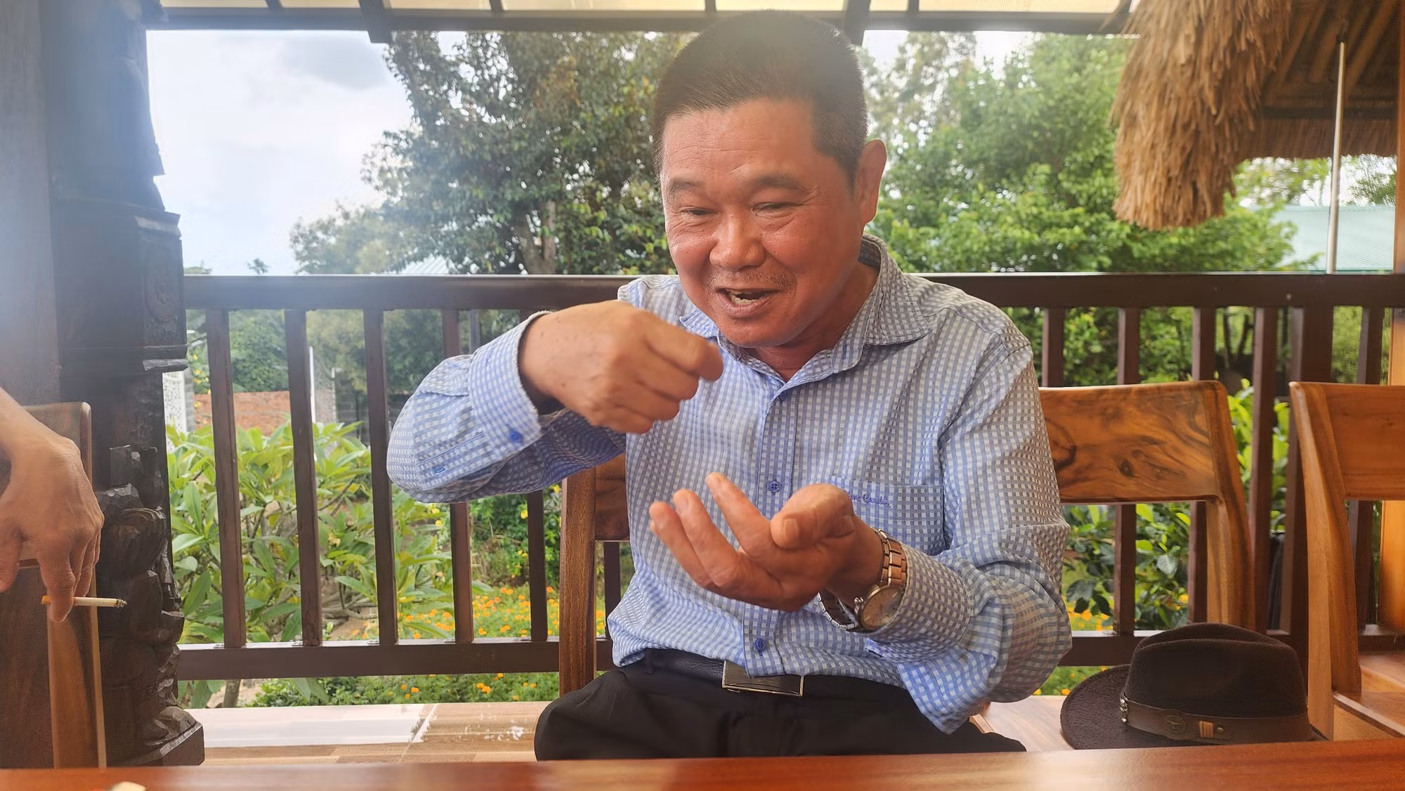 Ông Đàng Năng Long kể lại câu chuyện về những chuyến săn voi giữa rừng già. (Ảnh: Sơn Bách)