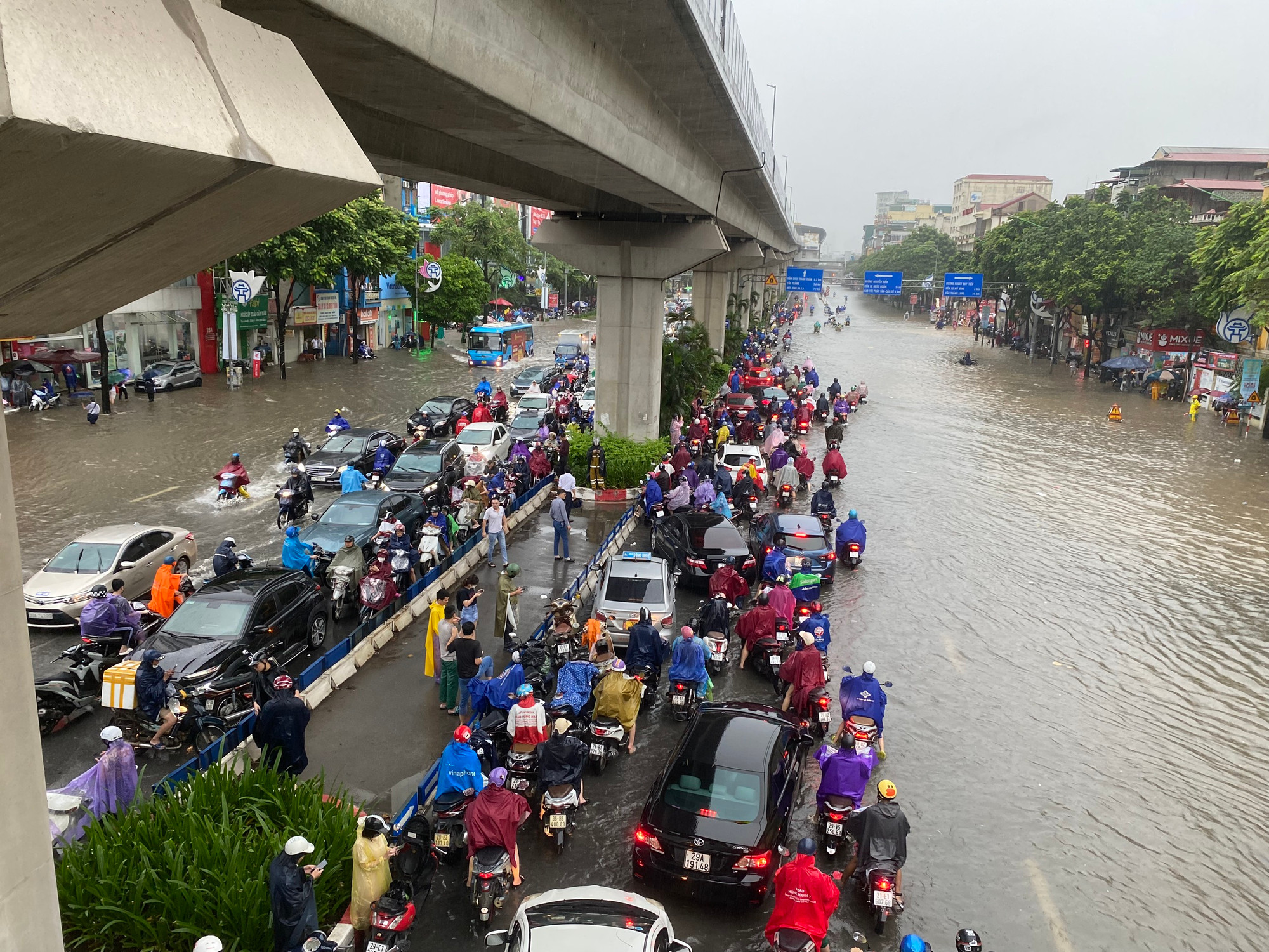 Đường đã biến thành sông...