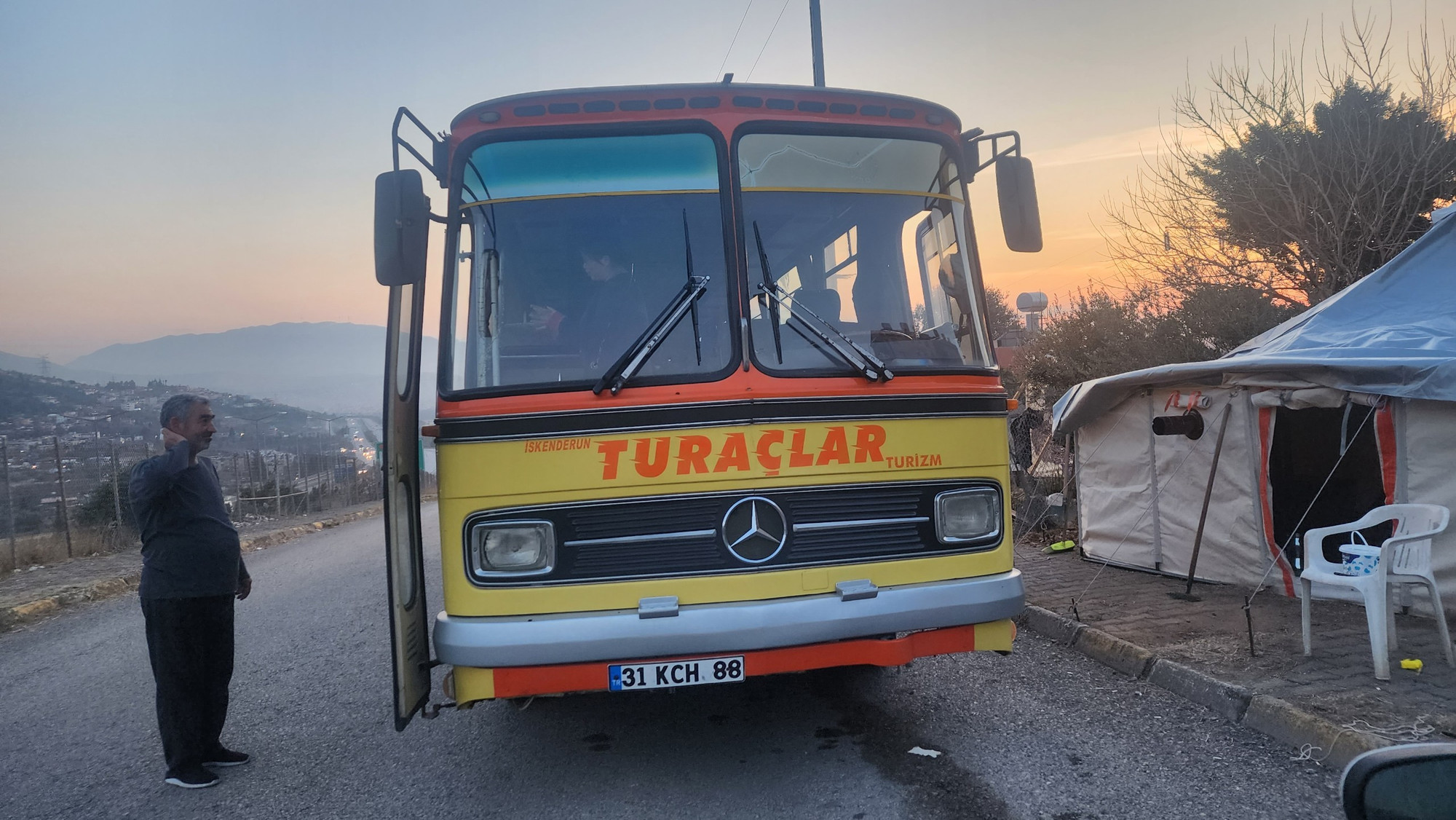 Chiếc xe buýt của gia đình bà Emine trong những ngày đầu sau động đất đã trở thành chỗ nghỉ ban đêm cho hàng chục người. (Ảnh: Sơn Bách)