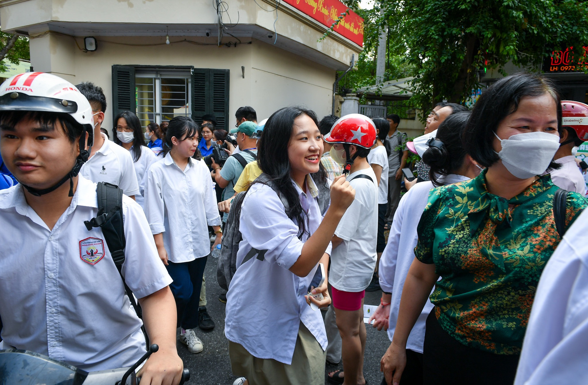 Nụ cười tự tin của một nữ sinh sau khi hoàn thành tốt môn Ngữ văn. (Ảnh: Thành Đạt)