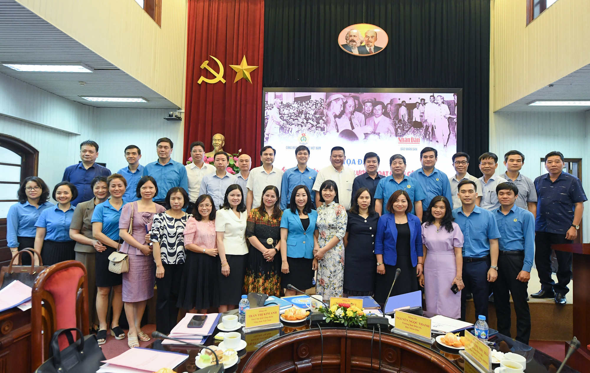 Các đại biểu chụp ảnh lưu niệm tại tọa đàm. Các đại biểu chụp ảnh lưu niệm tại tọa đàm.