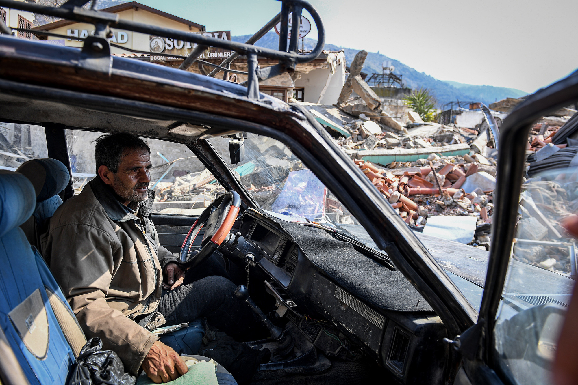 Ông Fuat, 56 tuổi, tại Antakya đã quay trở lại thành phố trên chiếc xe cũ nát của mình.