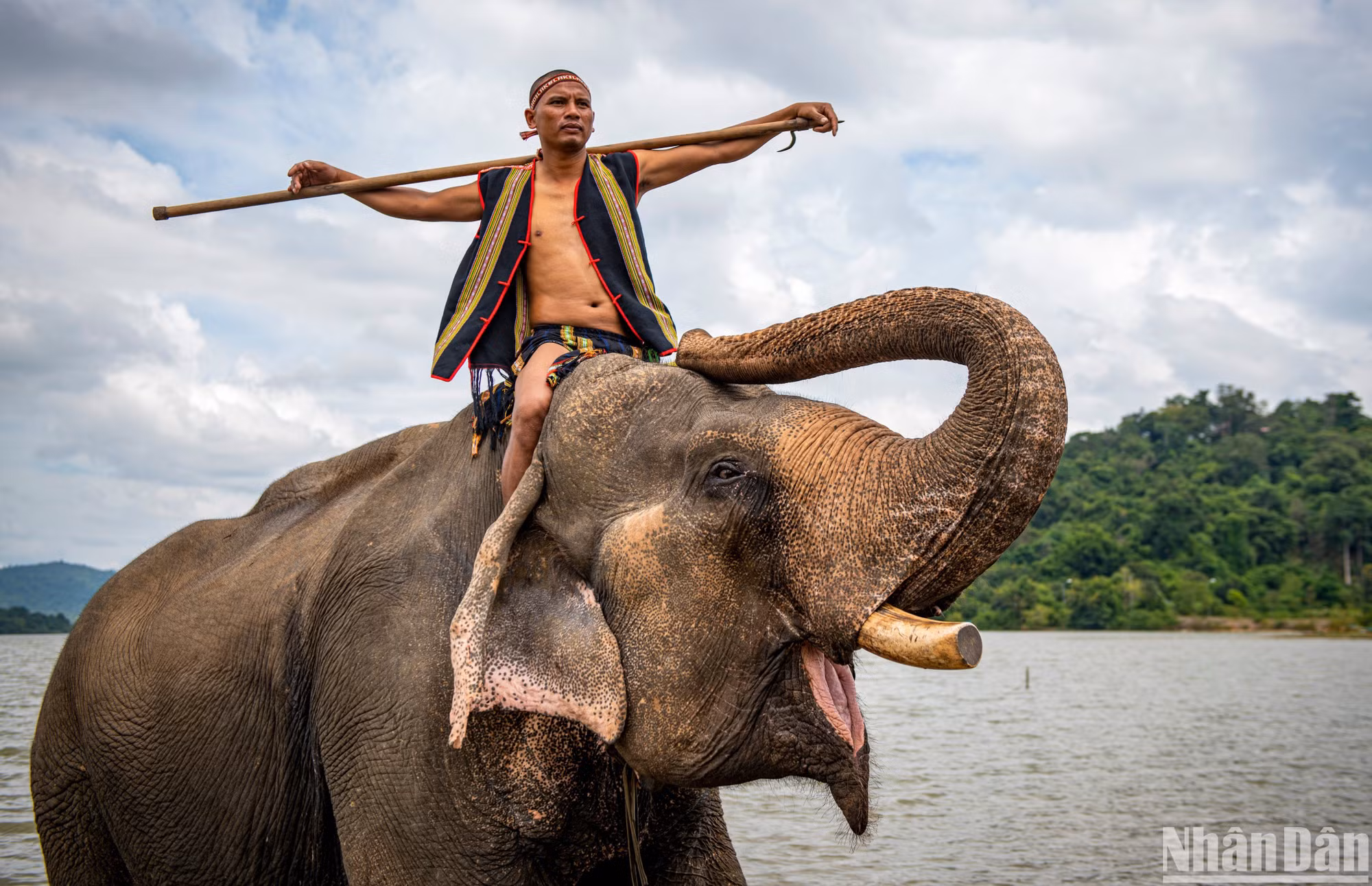 Gặp người tặng Banang cho Thủ Lệ, nghe chuyện săn voi giữa đại ngàn