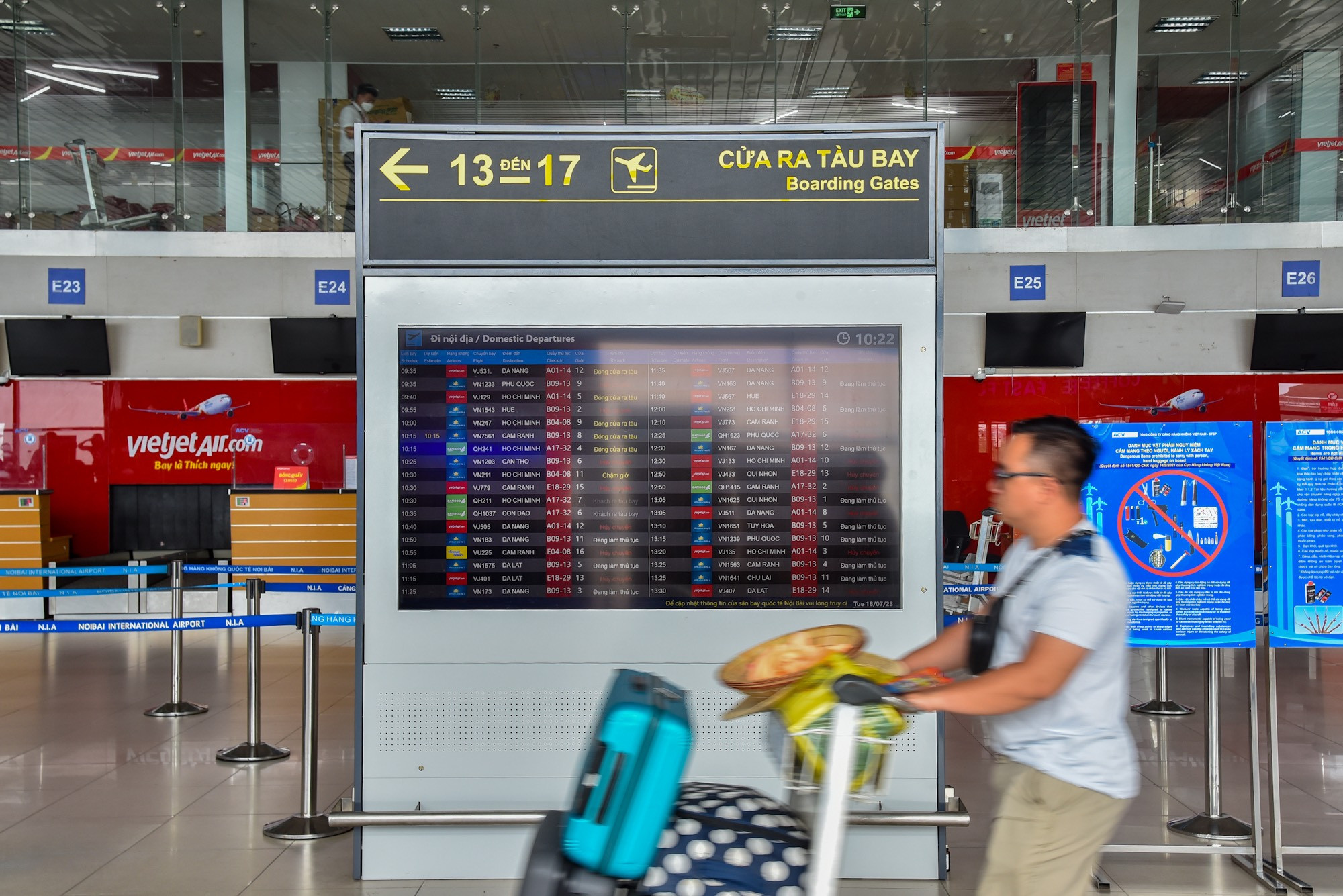 Rất nhiều chuyến bay nội địa bị hủy để bảo đảm an toàn cho hành khách trước cơn bão số 1.