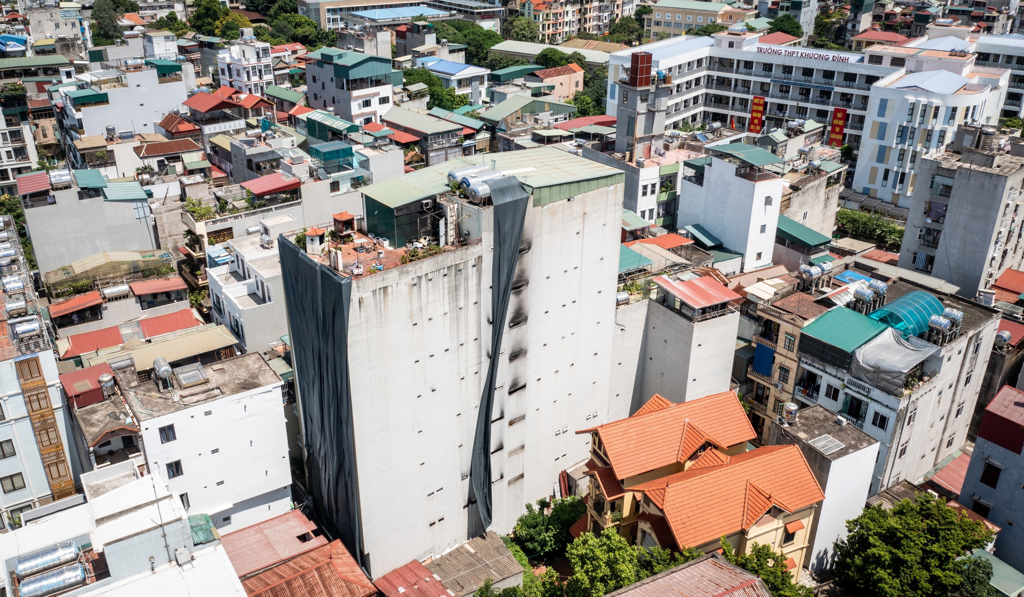 Theo tìm hiểu của phóng viên, tòa chung cư mini ở số 37, ngõ 29/70 phố Khương Hạ, dù giấy phép xây dựng chỉ cho phép xây 6 tầng nhưng trên thực tế lại là 9 tầng, chia làm 45 căn hộ.