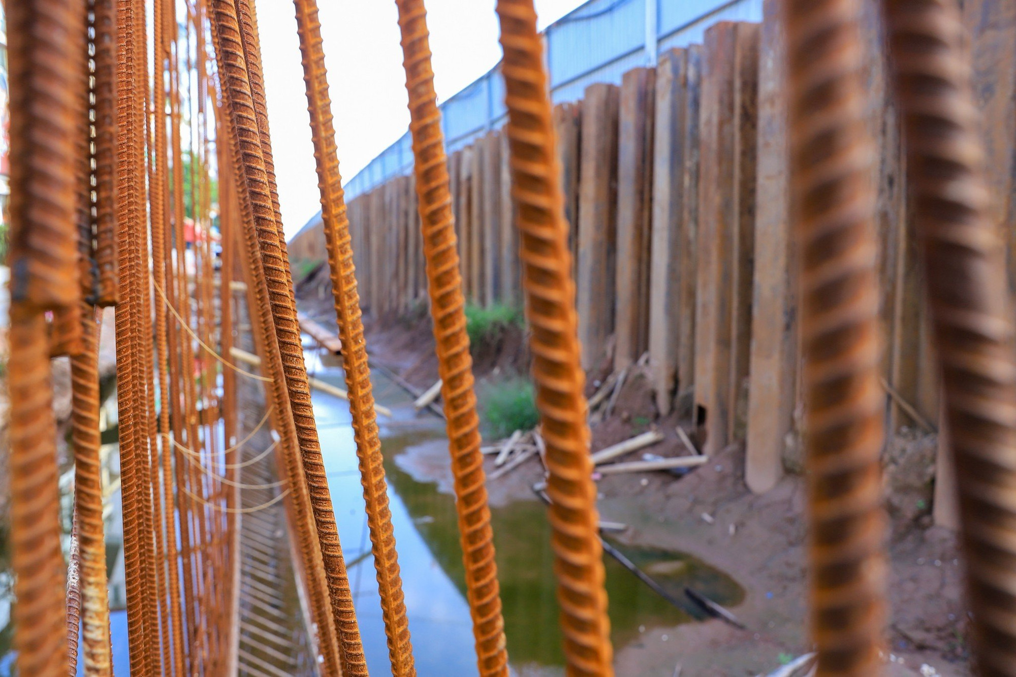 Chị Thùy Mỵ, người dân sống gần khu vực công trình cho hay: Nước tù đọng phía trong khiến cho cuộc sống của gia đình chị gặp nhiều khó khăn khi ruồi, muỗi luôn xuất hiện rất nhiều.