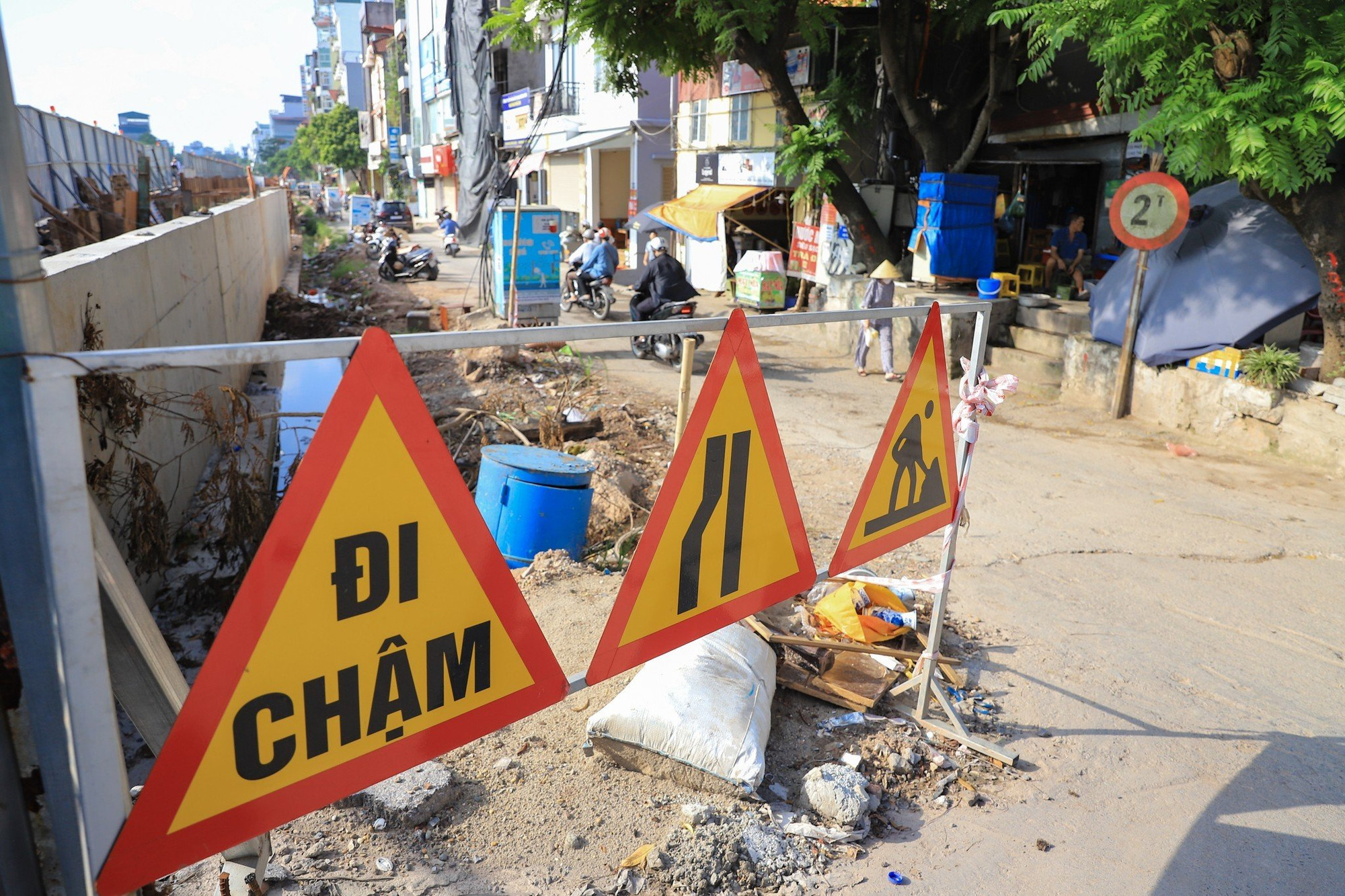 Tiến độ công trình vẫn ngổn ngang, gây ảnh hưởng tới cuộc sống người dân.