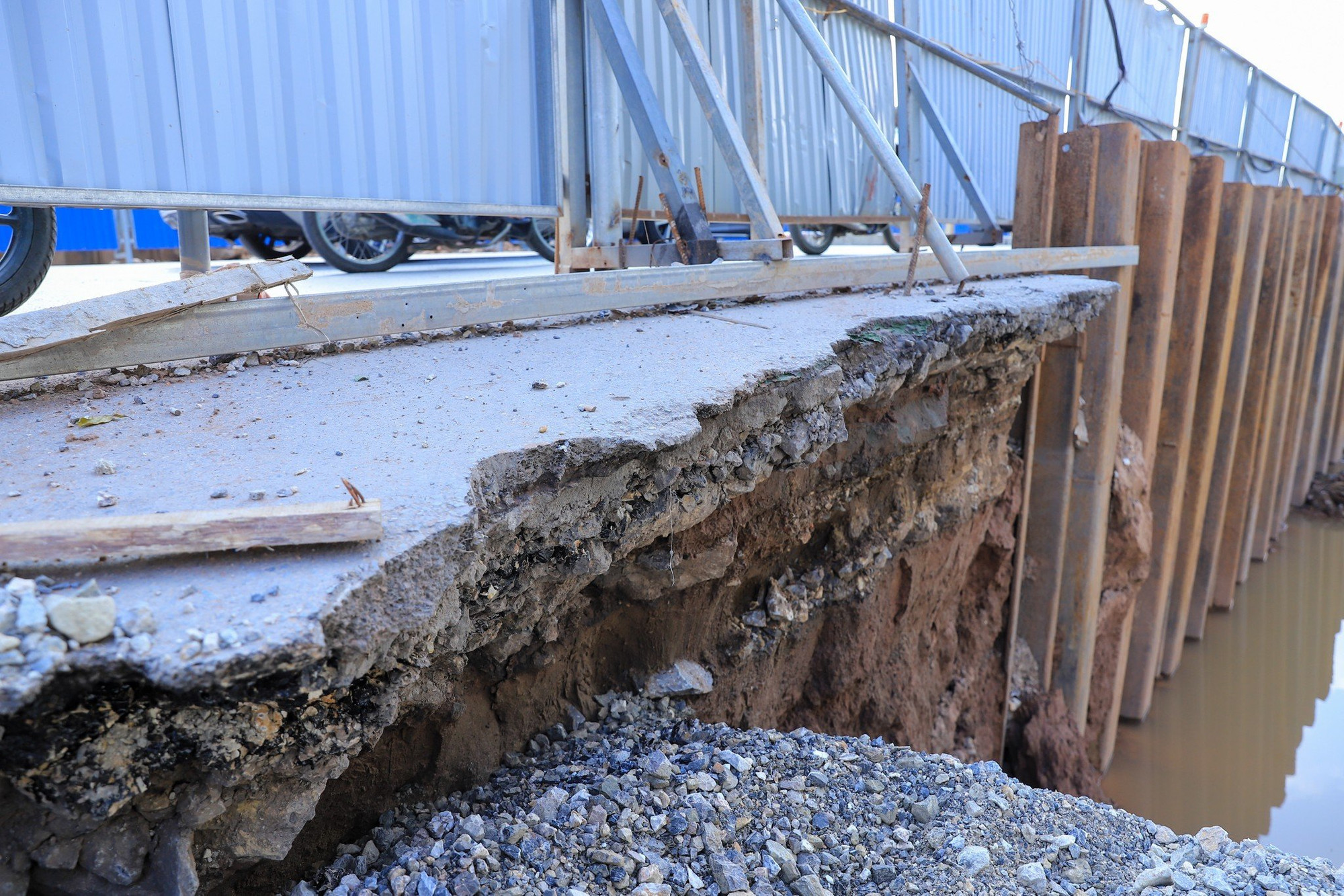 Phía trong lớp tôn được quây, công trình vẫn đang được tiến hành một cách khá chậm chạp...