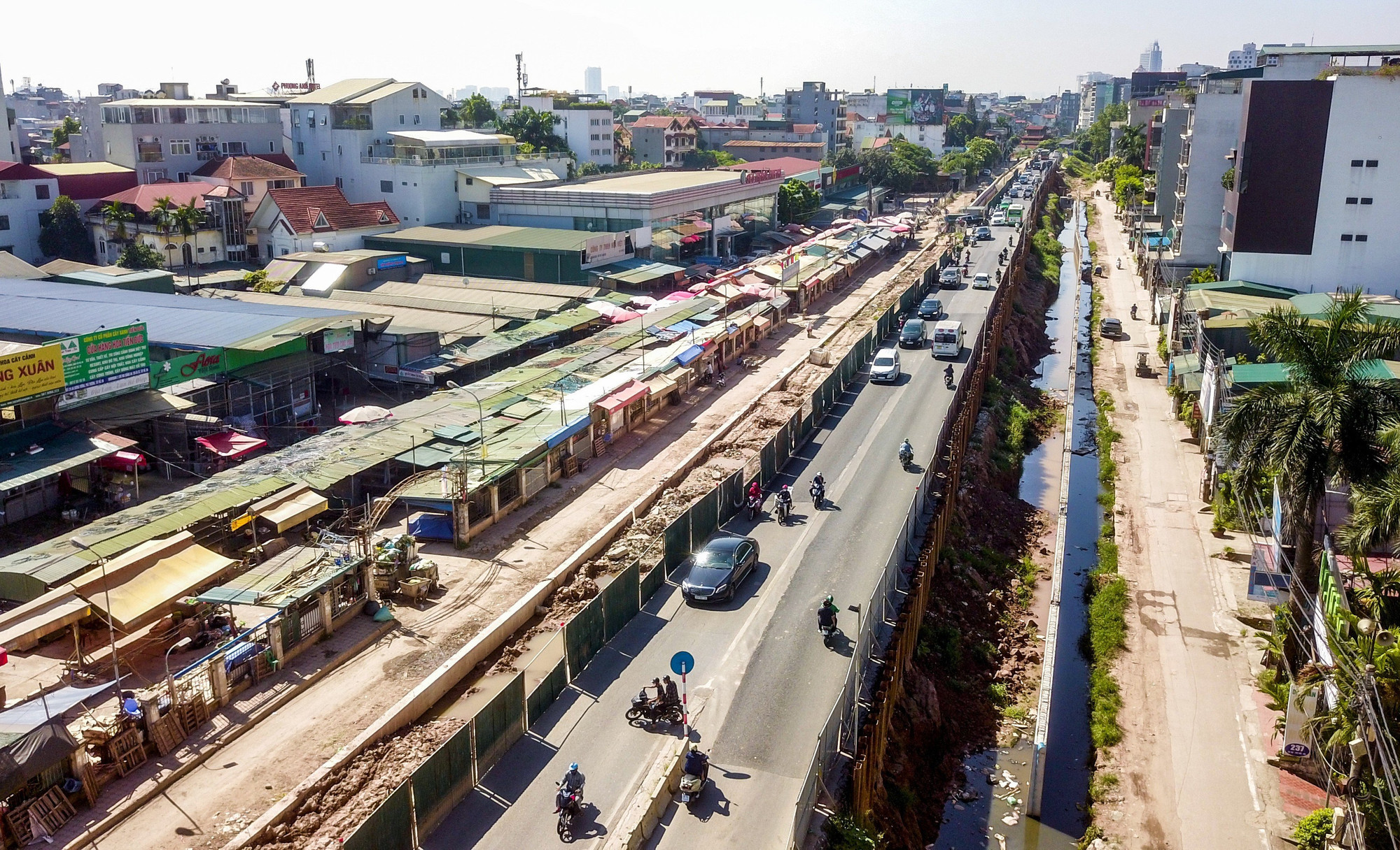 Để thi công mở rộng và hạ cốt đê, một phần mặt đường Âu Cơ được quây tôn. Phần đường còn cho xe chạy rộng 3,9-4,3 m mỗi chiều.
