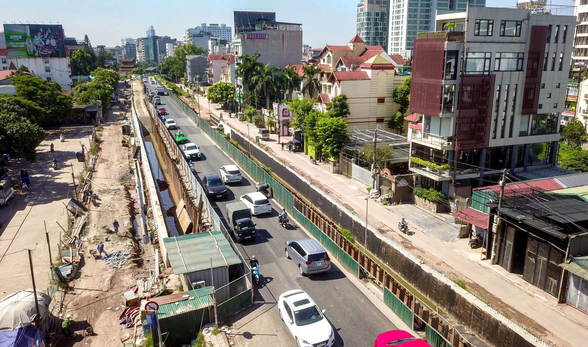 Dự án mở rộng đường Âu Cơ-Nghi Tàm đoạn từ nút giao khách sạn Thắng Lợi đến nút giao cầu Nhật Tân dài 3,7 km, thuộc Dự án xây dựng cầu vượt nút giao An Dương-Thanh Niên giai đoạn 2 được TP Hà Nội phê duyệt năm 2019, qua quận Ba Đình và Tây Hồ. Đây là công trình đê điều cấp đặc biệt, do Ban Quản lý dự án đầu tư xây dựng công trình giao thông TP Hà Nội làm chủ đầu tư, nguồn vốn 815 tỷ đồng.