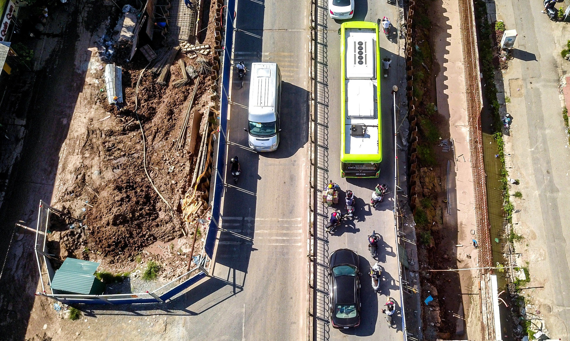 Trước đó, Ủy ban nhân dân Thành phố Hà Nội yêu cầu chủ đầu tư phải hoàn thành các hạng mục đê bê-tông cốt thép và cửa khẩu qua đê trước ngày 15/6/2023. Tuy nhiên, đến hạn, chủ đầu tư vẫn chưa hoàn thành hạng mục nêu trên.