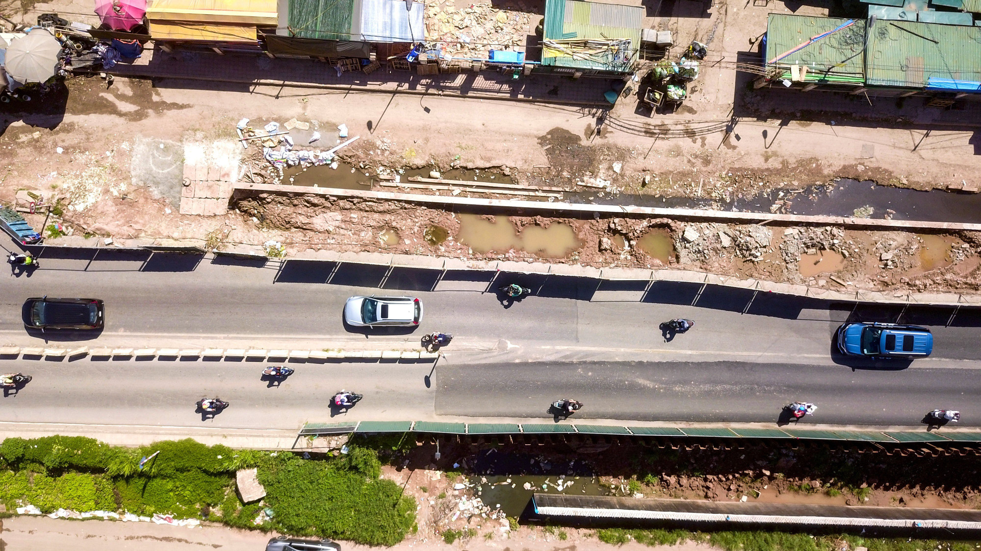 Dự án thay thế một phần kết cấu đê đất Hữu Hồng bằng tường chắn bêtông cốt thép dạng chữ L, kết hợp mở rộng và hạ thấp mặt đường đê từ 2 làn thành 4 làn xe. Hai bên được cải tạo 2 làn đường dân sinh bên dưới.