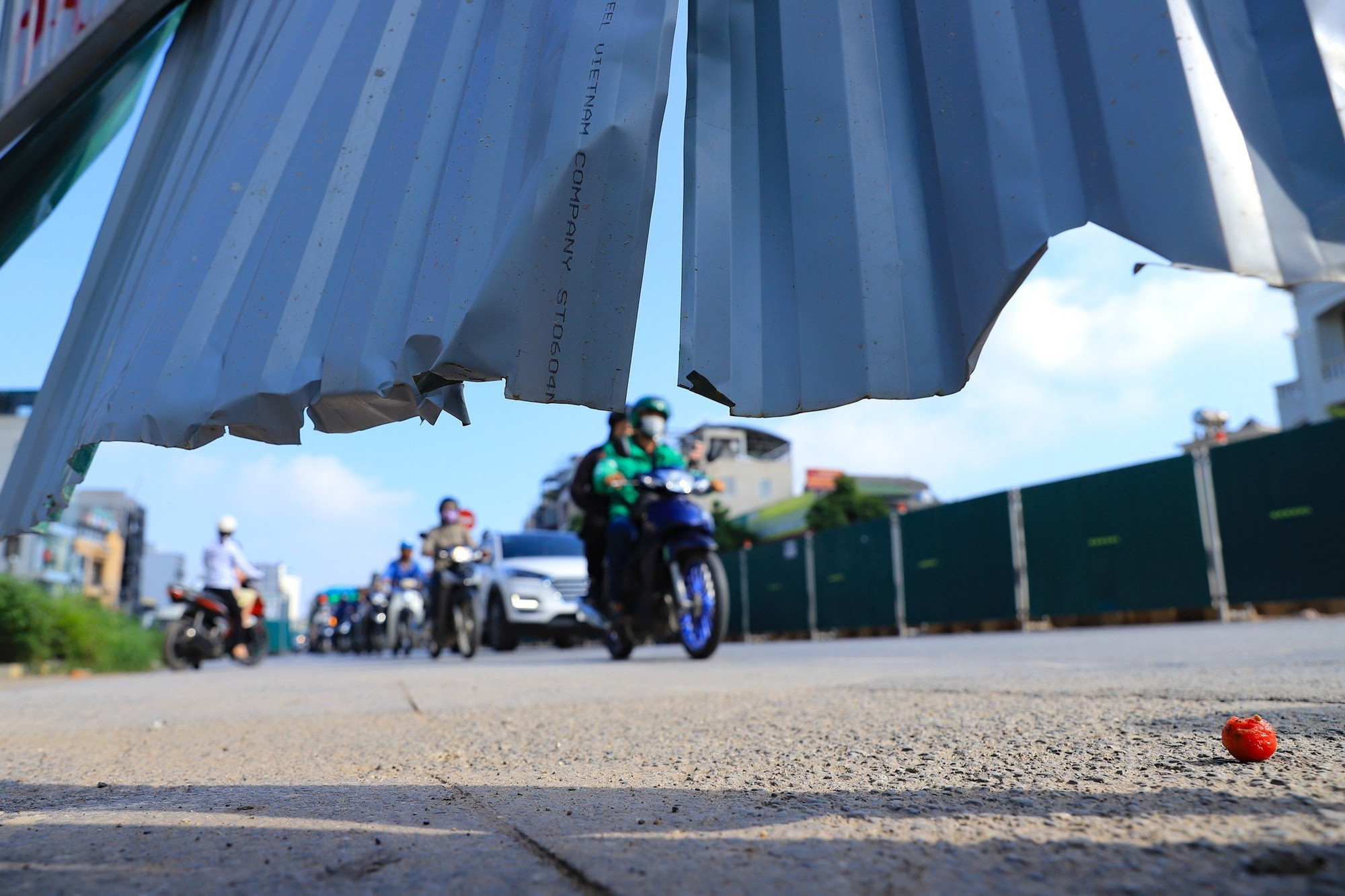 Một phần tôn bị hở ra do chịu mưa nắng lâu ngày.