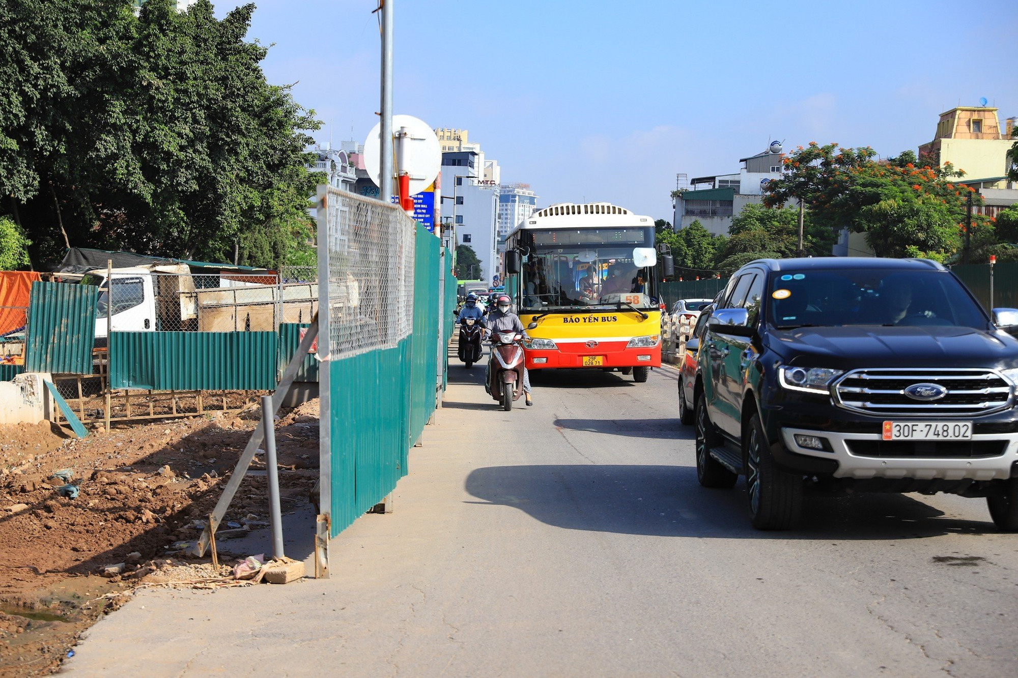 Bụi bẩn và ùn tắc trở thành... "đặc sản" của đoạn đường này.