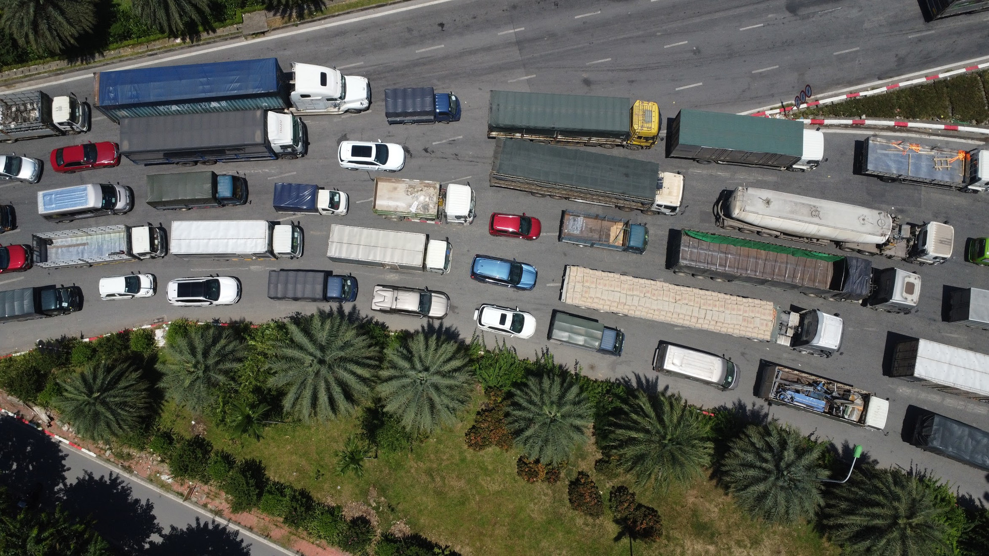 Các phương tiện nối đuôi nhau, di chuyển khá chậm.