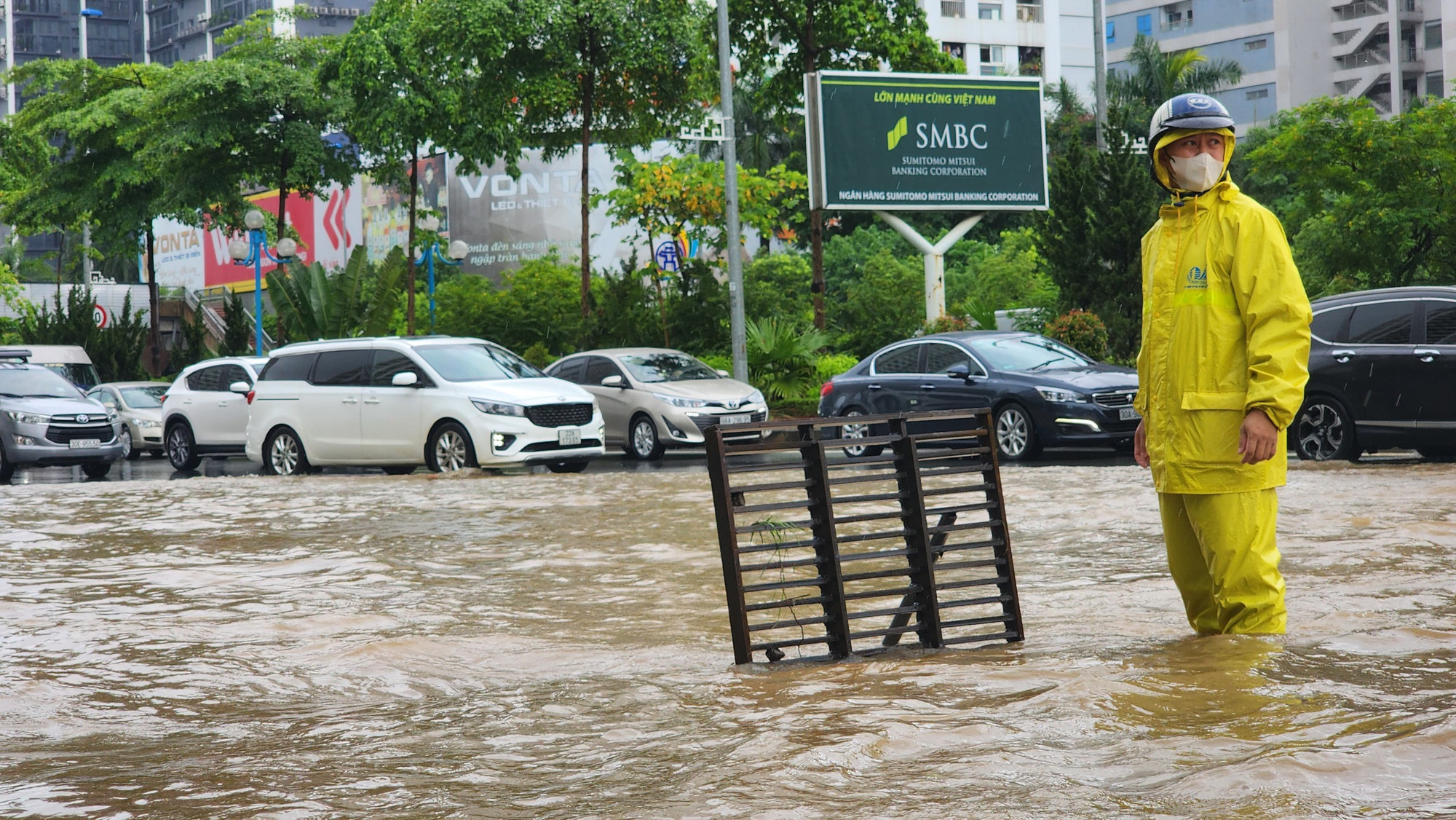 Tới thời điểm 13 giờ, mặc dù mưa đã giảm nhưng tình trạng ngập lụt tại đường Võ Chí Công vẫn chưa được cải thiện.