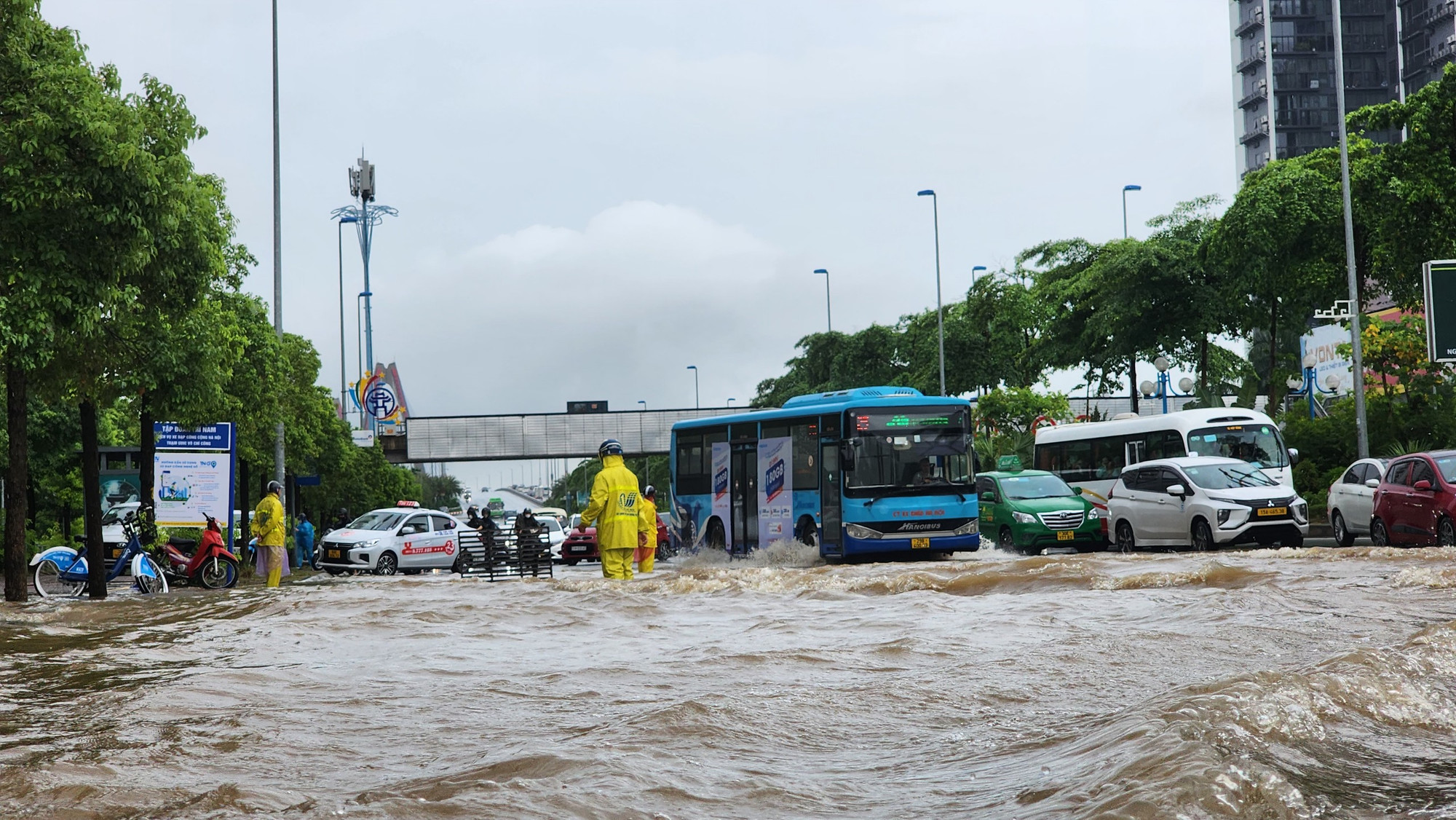 Giao thông có phần hỗn loạn tại điểm ngập đầu đường Võ Chí Công.