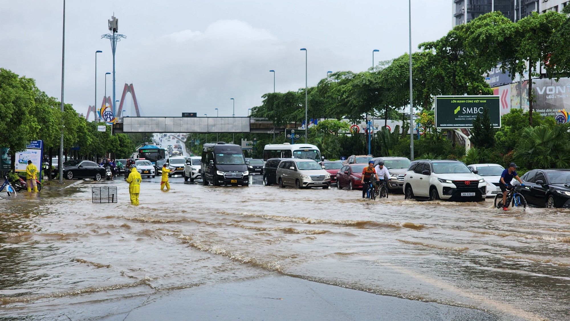 Theo báo cáo từ Công ty Thoát nước Hà Nội, đến thời điểm 12 giờ, trên địa bàn Thành phố còn tồn tại một số điểm đọng nước tại: Hoàng Quốc Việt, Phú Xá, Trần Cung, Kẻ Vẽ, Khu đô thị Resco, Quang Trung ( Hà Đông)…