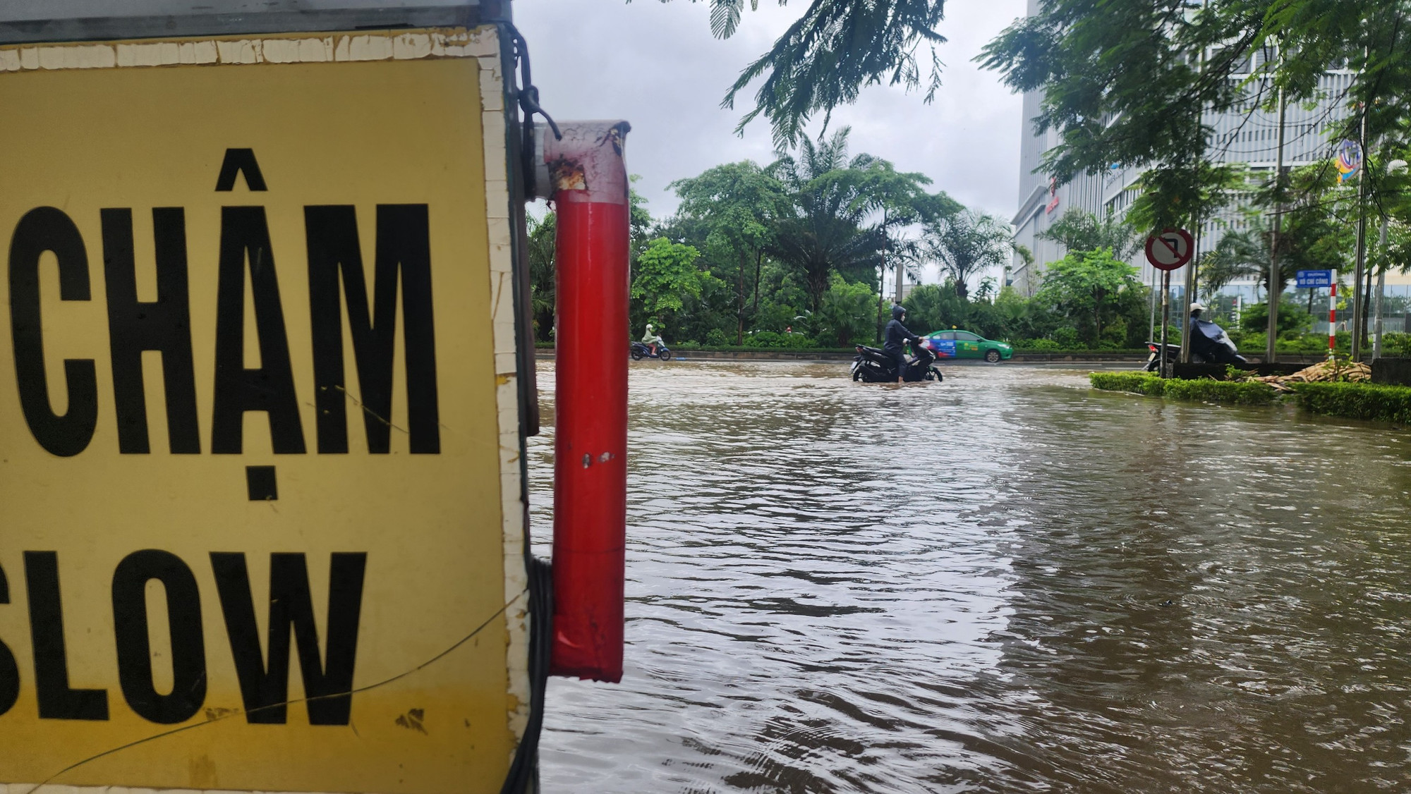Tình trạng ngập úng cũng xuất hiện trong nội khu khu đô thị Ciputra.