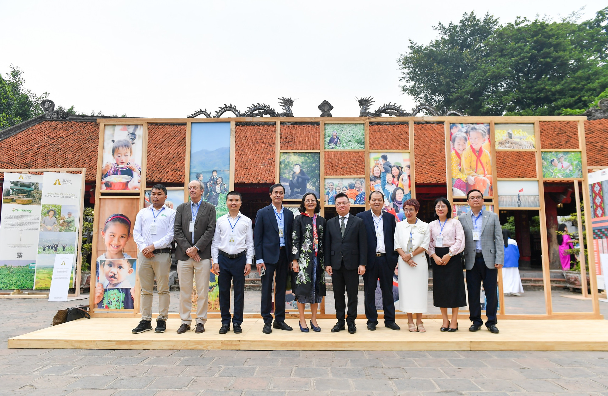 Các thành viên Hội đồng Giám khảo Giải thưởng Hành động vì cộng đồng chụp ảnh lưu niệm tại triển lãm.