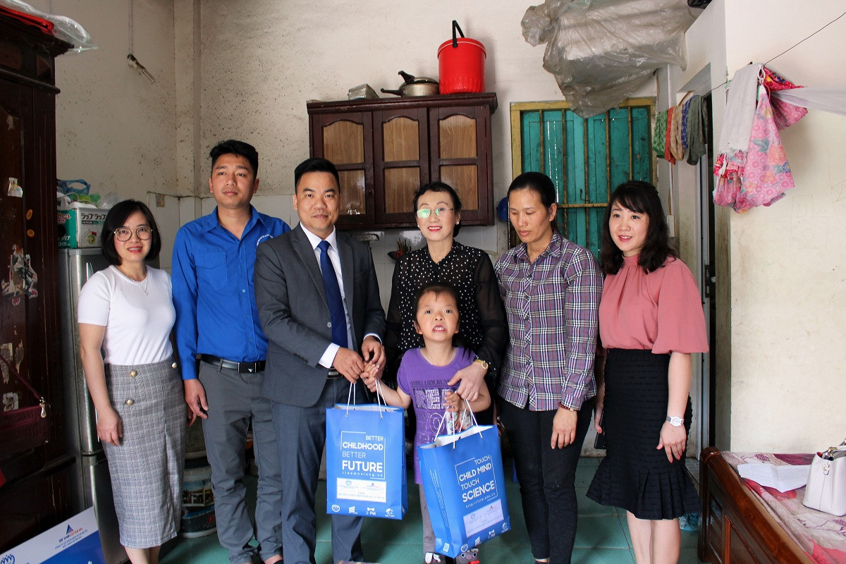 Bà Luận trao quà cho các trẻ em có hoàn cảnh khó khăn tại tỉnh Quảng Ninh.