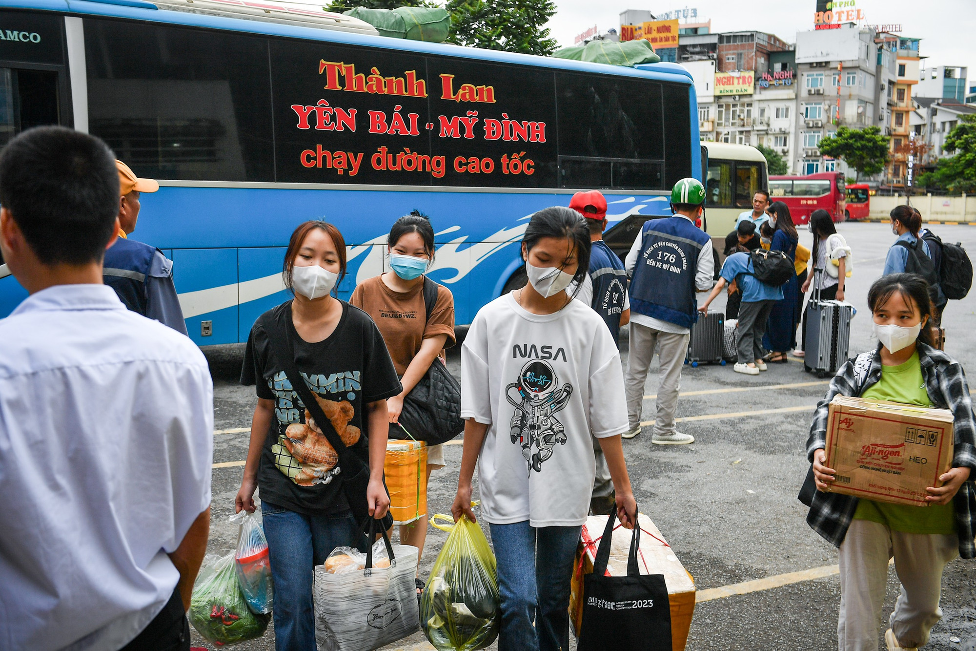 Những hành khách trở về Hà Nội sau chuyến nghỉ dài mang theo nhiều đồ đạc, đồ ăn. (Ảnh: THÀNH ĐẠT)