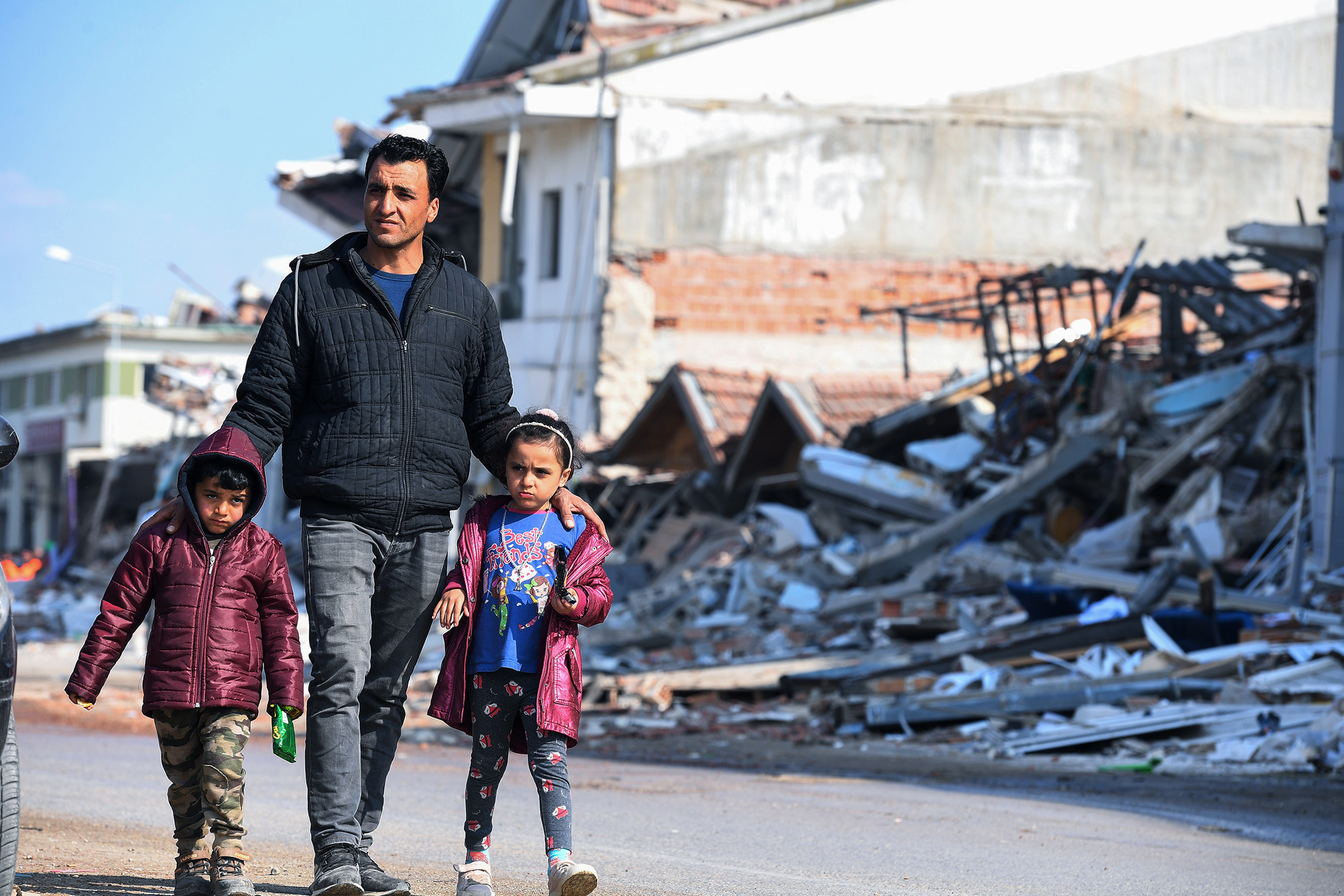 "Được sống sót đã là một niềm hạnh phúc. Chúng tôi sẽ cùng ở lại để tái thiết thành phố này trong tương lai", Ersin Uglu cho biết.