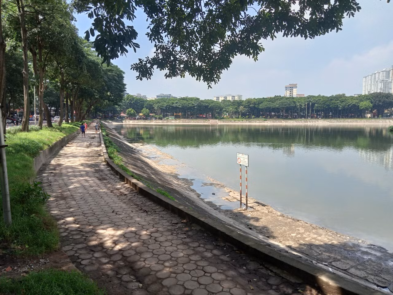 Những người dân sinh sống quanh khu vực hồ Linh Đàm (Hoàng Mai, Hà Nội) vài ngày qua bất ngờ phát hiện tình trạng dầu thải đen ngòm loang trên mặt hồ.