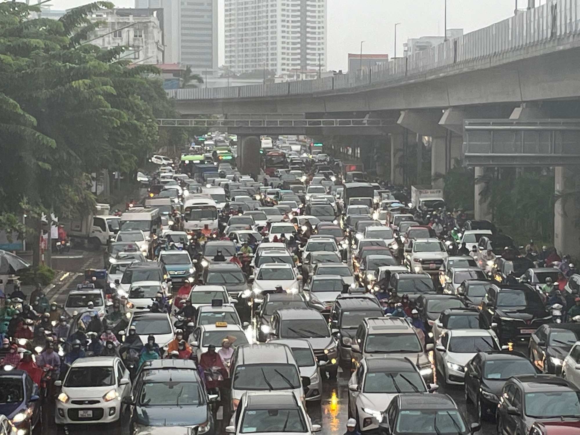 Dòng xe ken cứng trên đường sáng 28/9.