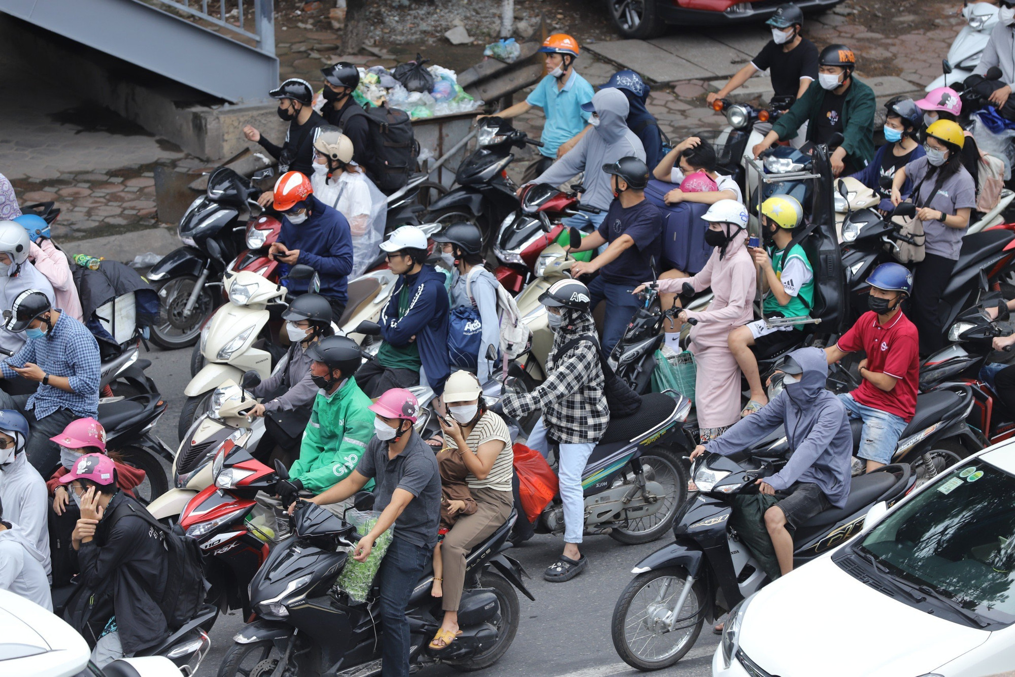 Hiện tượng ùn tắc chỉ xuất hiện tại các điểm nút giao thông như ngã ba, ngã tư nhưng không nghiêm trọng. (Ảnh: SƠN BÁCH)