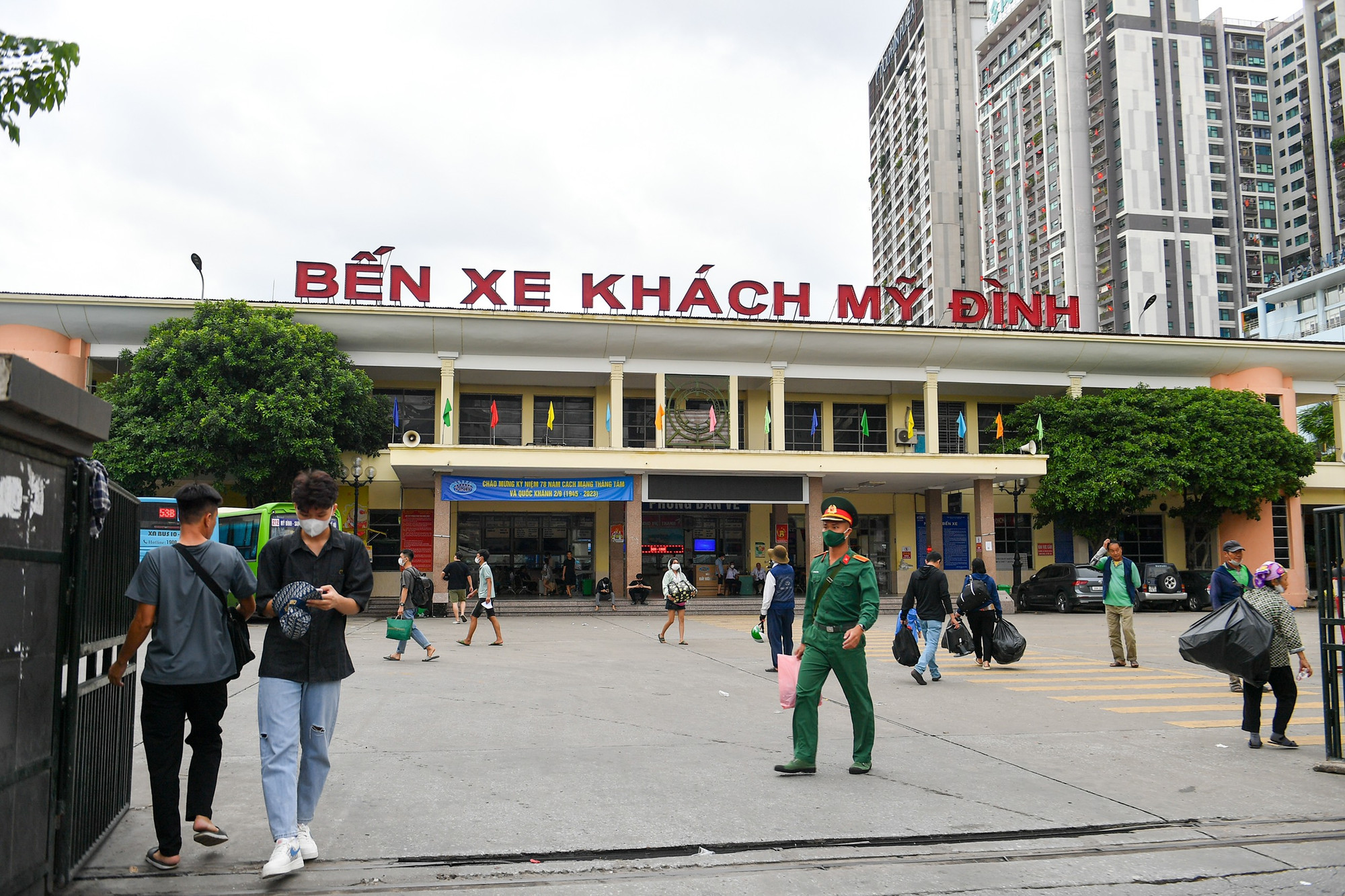 Sân trước bến xe khách Mỹ Đình khá thưa người. (Ảnh: THÀNH ĐẠT)