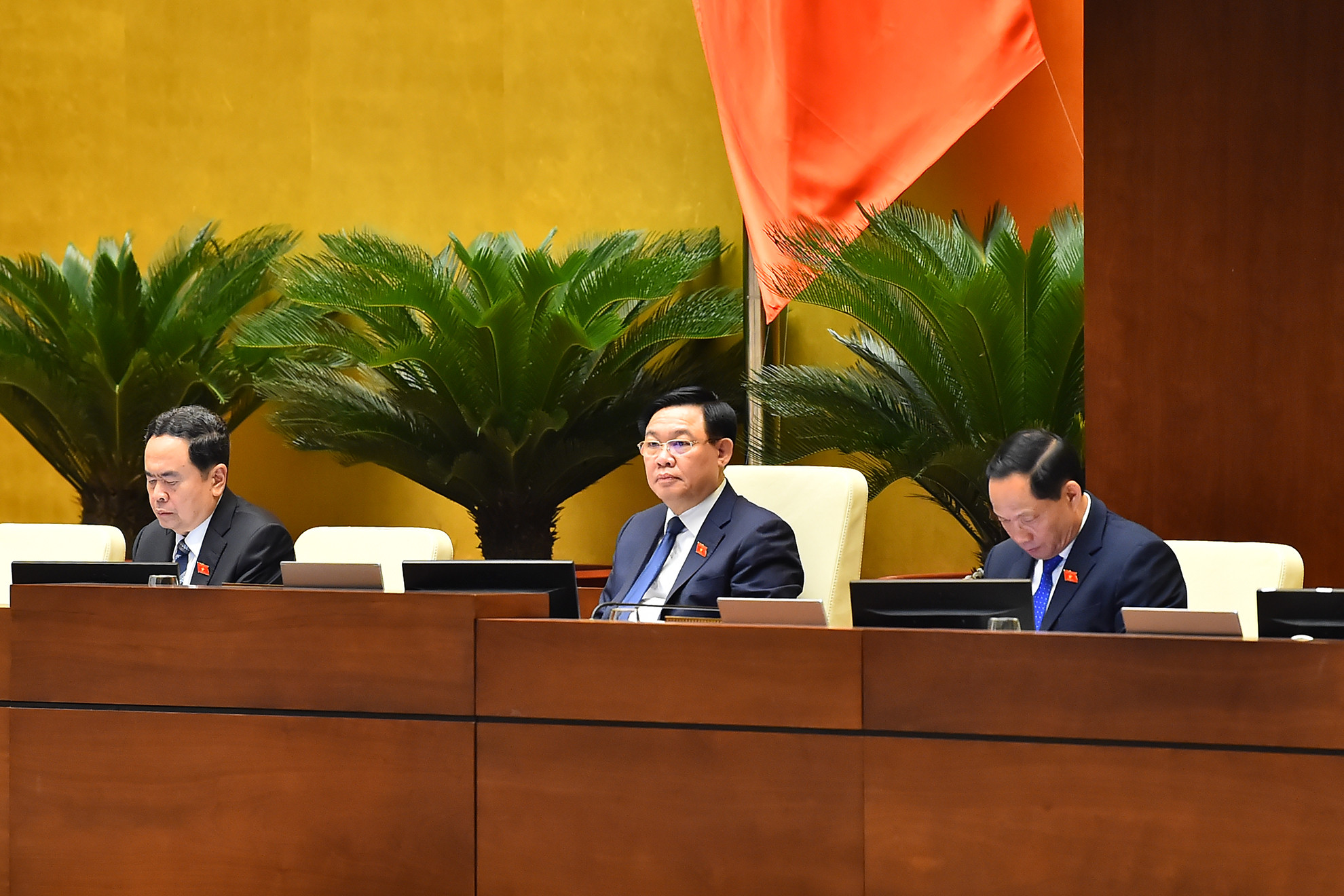 Chủ tịch Quốc hội Vương Đình Huệ, Phó Chủ tịch Thường trực Quốc hội Trần Thanh Mẫn và Phó Chủ tịch Quốc hội Trần Quang Phương điều hành phiên họp chiều 22/5. Chủ tịch Quốc hội Vương Đình Huệ, Phó Chủ tịch Thường trực Quốc hội Trần Thanh Mẫn và Phó Chủ tịch Quốc hội Trần Quang Phương điều hành phiên họp chiều 22/5.