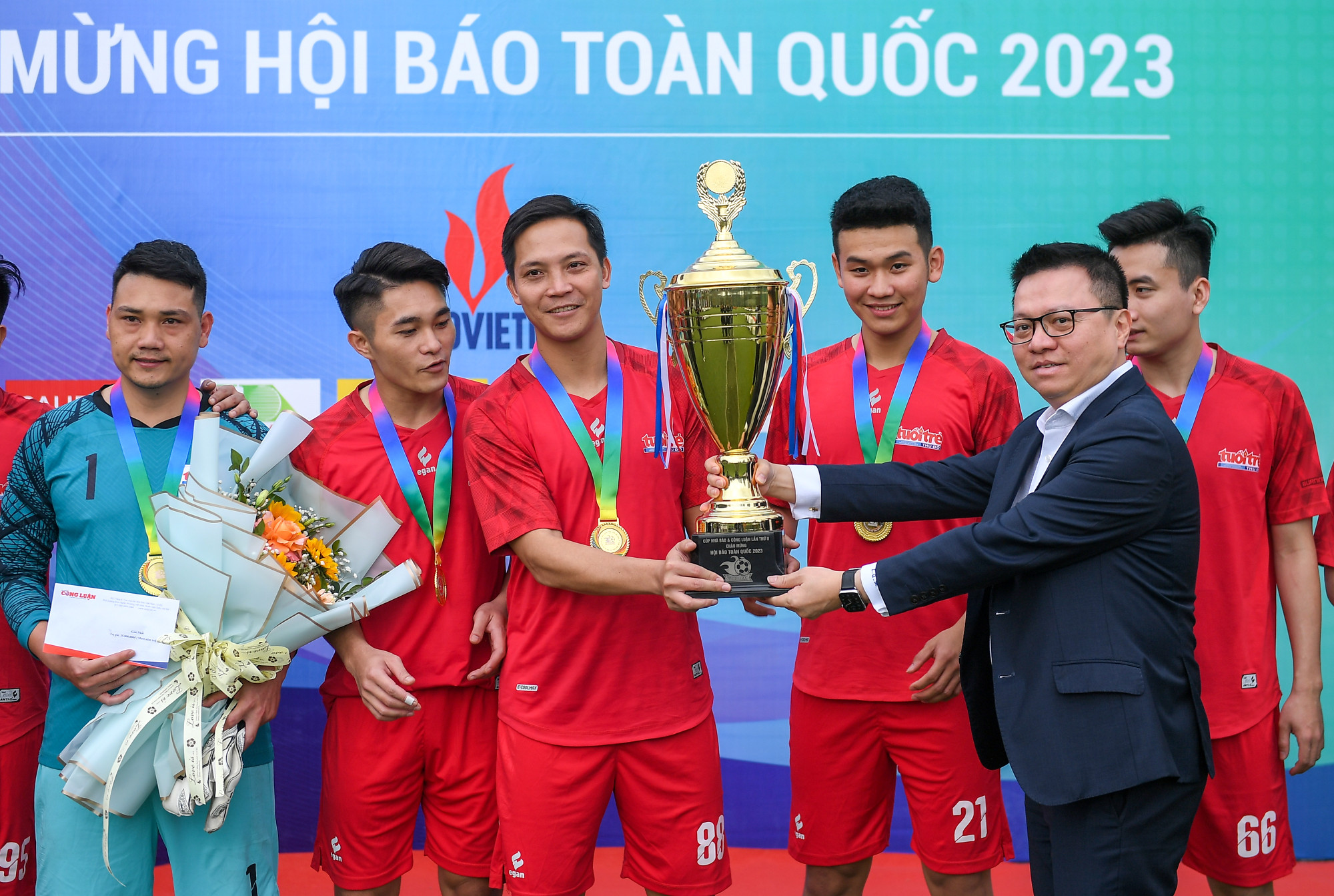 Nhà báo Lê Quốc Minh trao cúp vô địch cho đội bóng báo Tuổi trẻ Thủ đô.