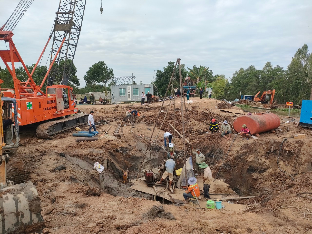 Trưa 31/12/2022 tại xã Phú Lợi (huyện Thanh Bình, tỉnh Đồng Tháp) đã xảy ra một vụ tai nạn đau lòng khi bé T.L.H.N (10 tuổi) đã rơi xuống trụ bê-tông rỗng tại công trình thi công cầu Rọc Sơn. Bé H.N sau đó đã rơi xuống lòng trụ sâu khoảng 35m.