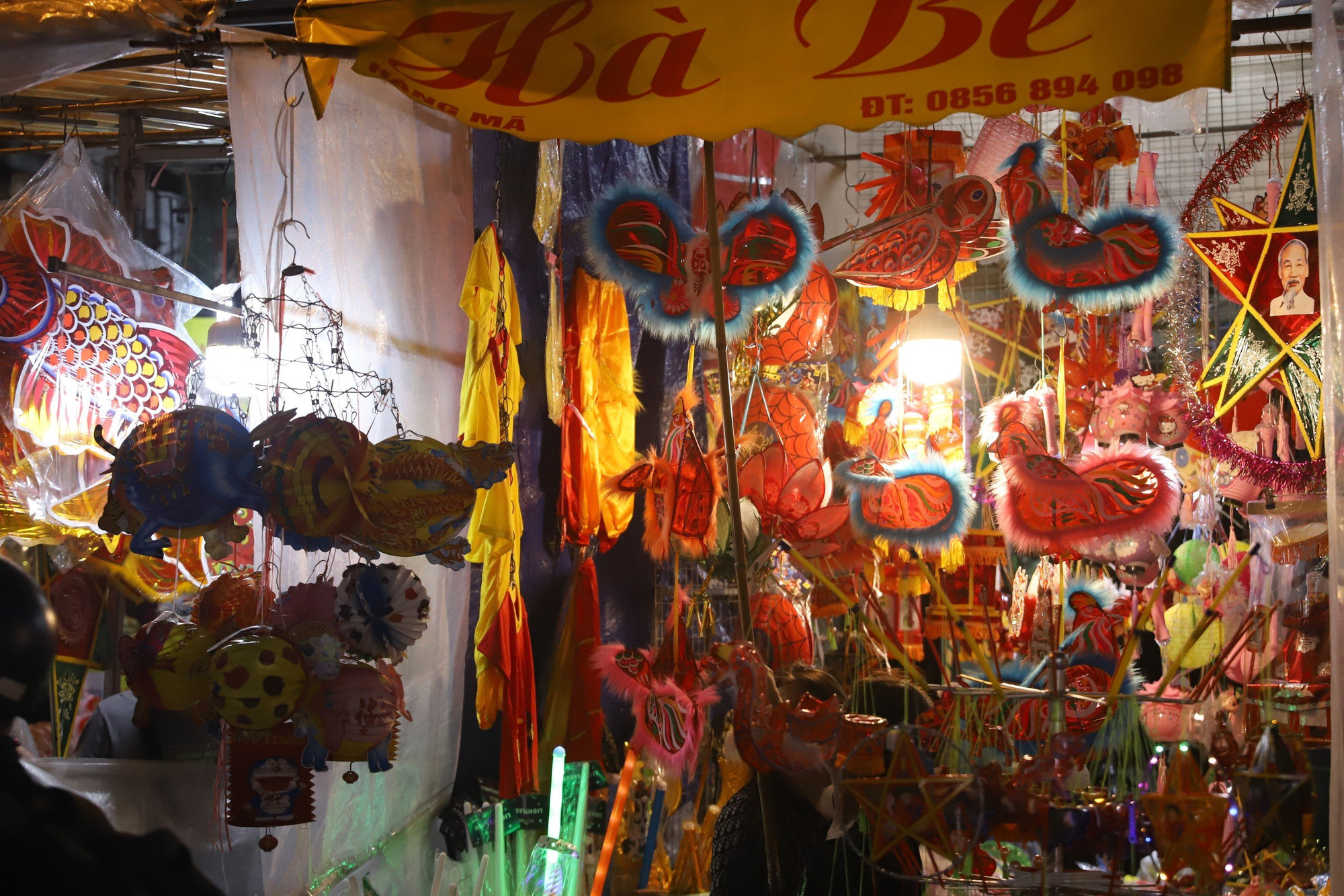 Từ tối, phố Hàng Mã đã được thắp sáng bởi hàng nghìn chiếc đèn lồng, đèn ông sao và vô vàn đồ chơi thiếu nhi, đồ trang trí Trung thu bắt mắt. Từ tối, phố Hàng Mã đã được thắp sáng bởi hàng nghìn chiếc đèn lồng, đèn ông sao và vô vàn đồ chơi thiếu nhi, đồ trang trí Trung thu bắt mắt.