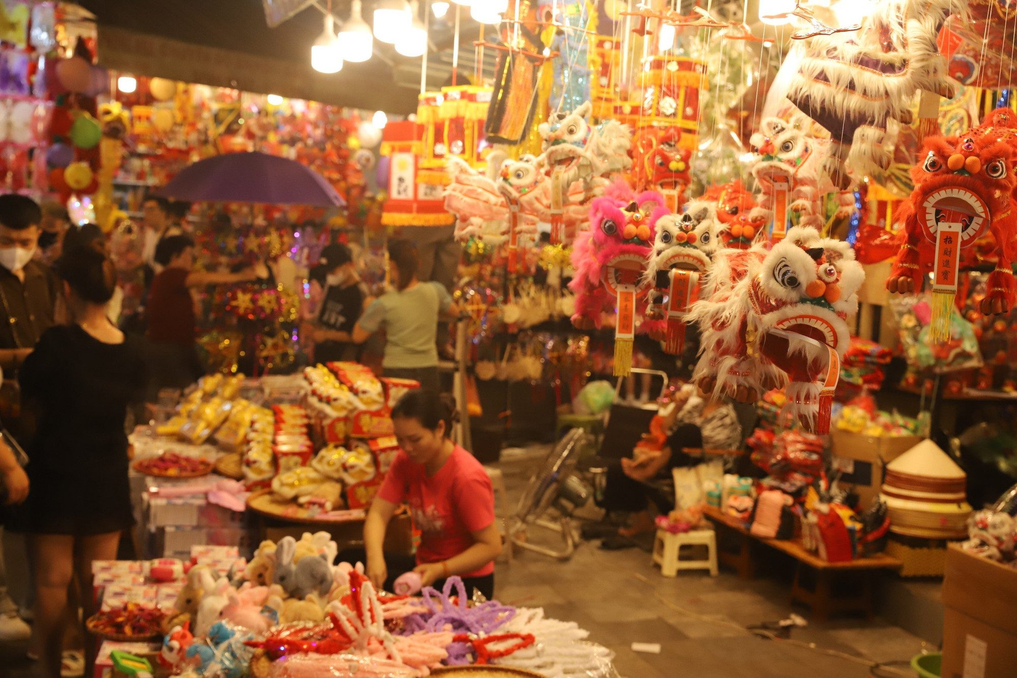 Chị Hoa, một tiểu thương cho hay, Tết Trung thu vài năm trở lại đây, người dân bắt đầu hỏi mua nhiều hơn các mặt hàng truyền thống như đầu sư tử, đầu lân, mặt nạ cổ truyền... Chị Hoa, một tiểu thương cho hay, Tết Trung thu vài năm trở lại đây, người dân bắt đầu hỏi mua nhiều hơn các mặt hàng truyền thống như đầu sư tử, đầu lân, mặt nạ cổ truyền...