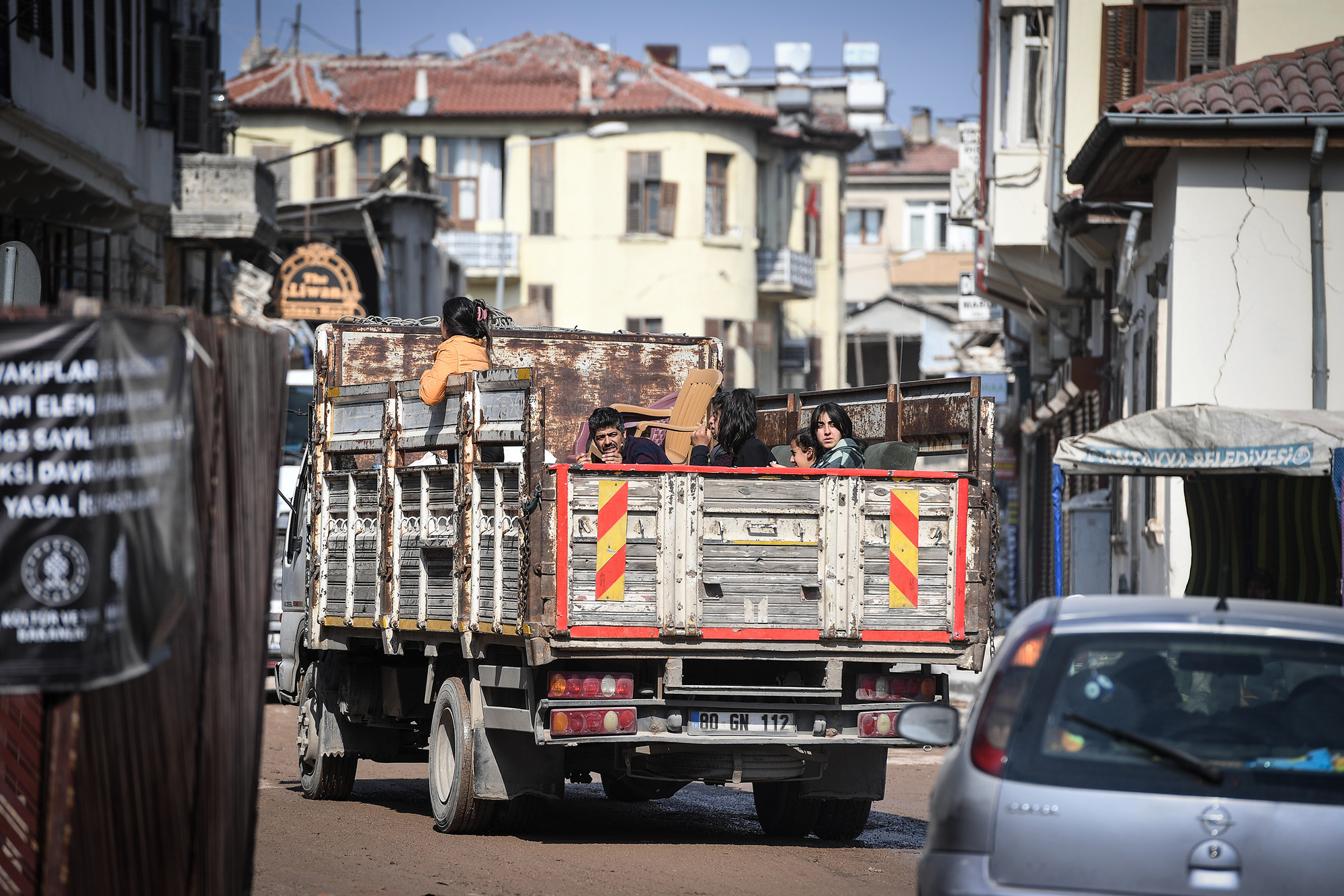 Nhiều gia đình sau nhiều ngày tránh nạn đã được trở về mảnh đất thân thương của họ, ánh mắt lo âu trước khung cảnh hoang tàn, cùng niềm hy vọng ngôi nhà của mình vẫn còn trụ vững.