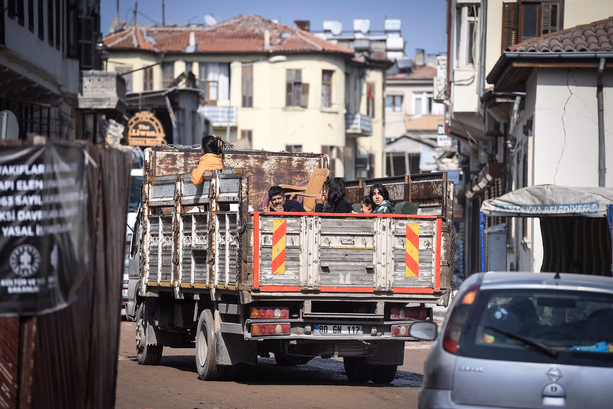 Nhiều gia đình sau nhiều ngày tránh nạn đã được trở về mảnh đất thân thương của họ, ánh mắt lo âu trước khung cảnh hoang tàn, cùng niềm hy vọng ngôi nhà của mình vẫn còn trụ vững.