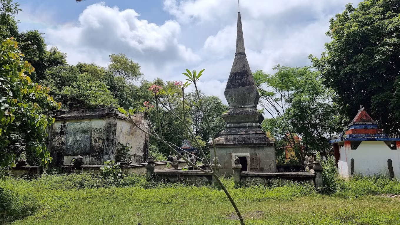 Khu mộ voi tại Bản Đôn, nơi nhắc nhớ câu chuyện buồn về Pắc Kú, chú voi đã bị chém 217 vết búa, rìu trước khi qua đời.