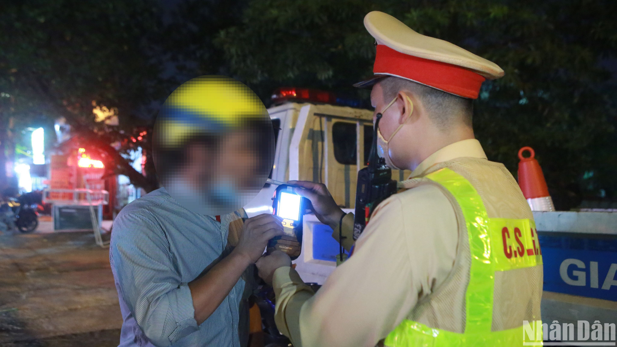 Một lái xe đang đo nồng độ cồn tại Hà Nội.