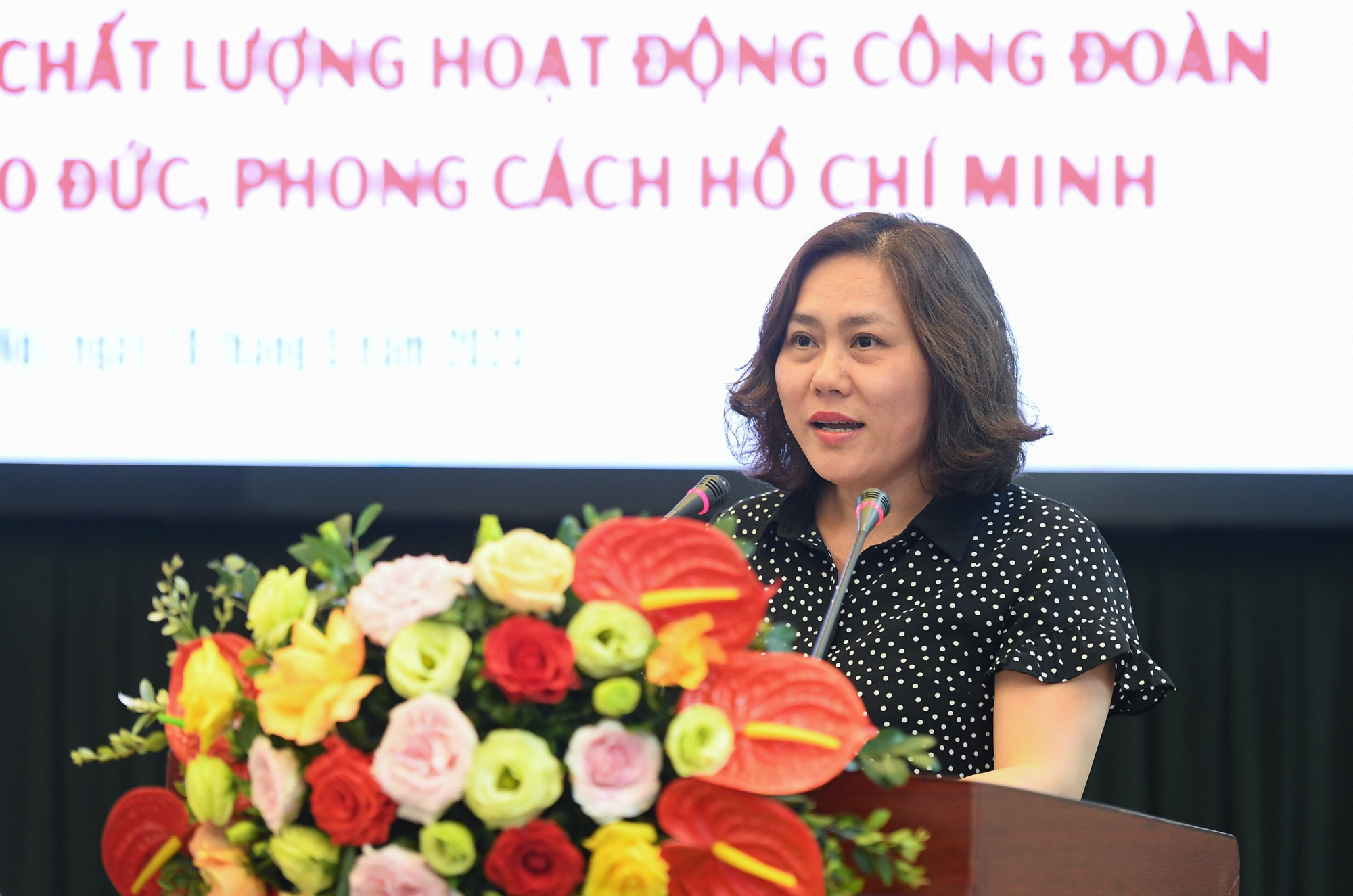 Đồng chí Trần Thị Hoa, Ủy viên Ban Thường vụ Công đoàn Ban Nội chính Trung ương trình bày tham luận "Công đoàn với việc tham gia nâng cao chất lượng đội ngũ cán bộ, công chức, viên chức ngang tầm nhiệm vụ trong thời kỳ mới". Đồng chí Trần Thị Hoa, Ủy viên Ban Thường vụ Công đoàn Ban Nội chính Trung ương trình bày tham luận "Công đoàn với việc tham gia nâng cao chất lượng đội ngũ cán bộ, công chức, viên chức ngang tầm nhiệm vụ trong thời kỳ mới".