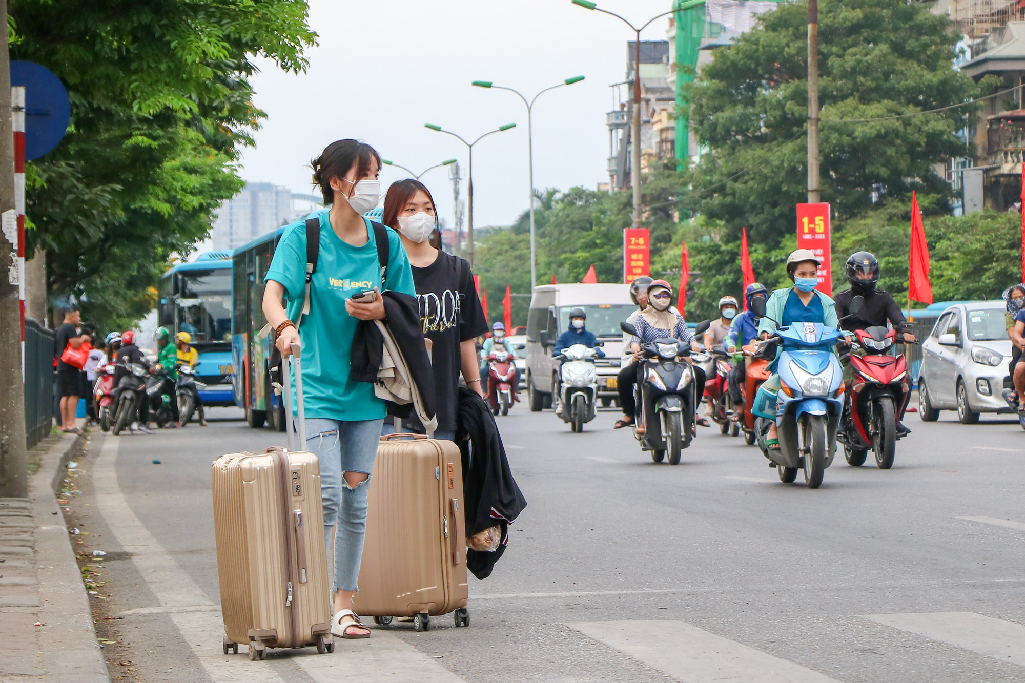 Theo ghi nhận của phóng viên, do kì nghỉ lễ năm nay kéo dài cho nên rất đông người dân di chuyển về quê trong chiều ngày 28/4. Đa số các tuyến đường cửa ngõ xảy ra tình trạng tắc nghẽn giao thông. Lực lượng chức năng cũng đã có mặt để phân luồng giao thông, giúp việc di chuyển của người dân dễ dàng và thuận lợi hơn.