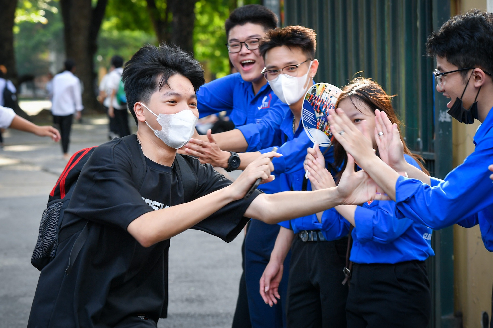 Chia vui cùng các bạn sinh viên tình nguyện. (Ảnh: Thành Đạt)